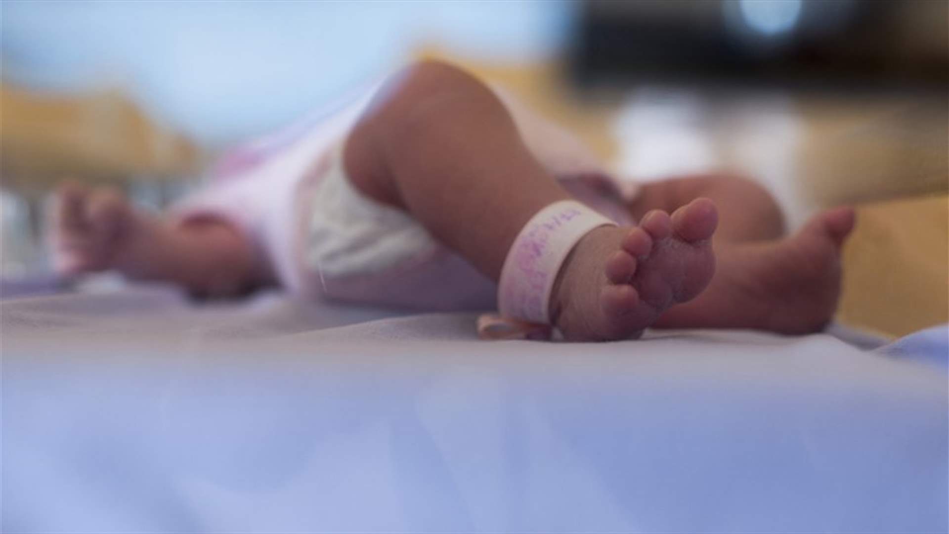 طاقم مستشفى يترك طفلة تموت داخل غرفة مليئة بالنفايات! 