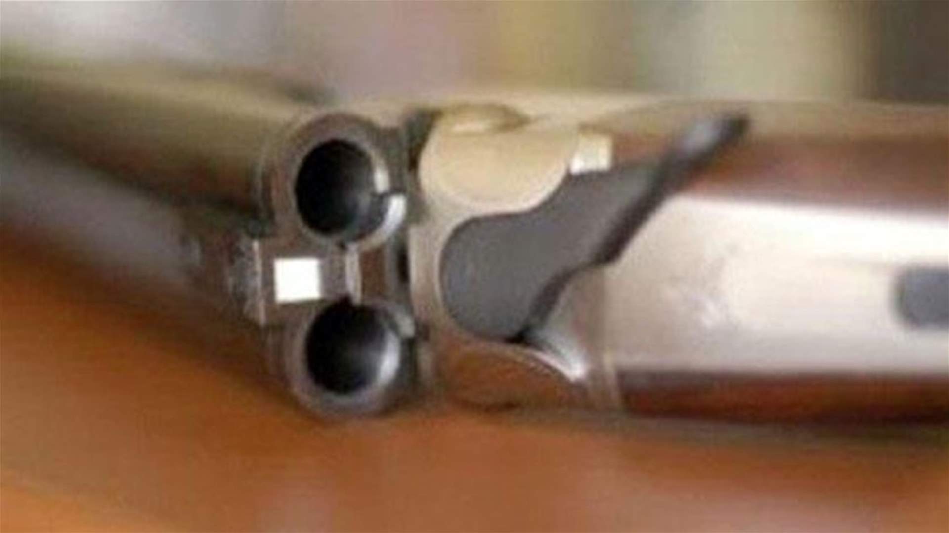 أصيب بطلق أثناء تنظيفه البندقية 