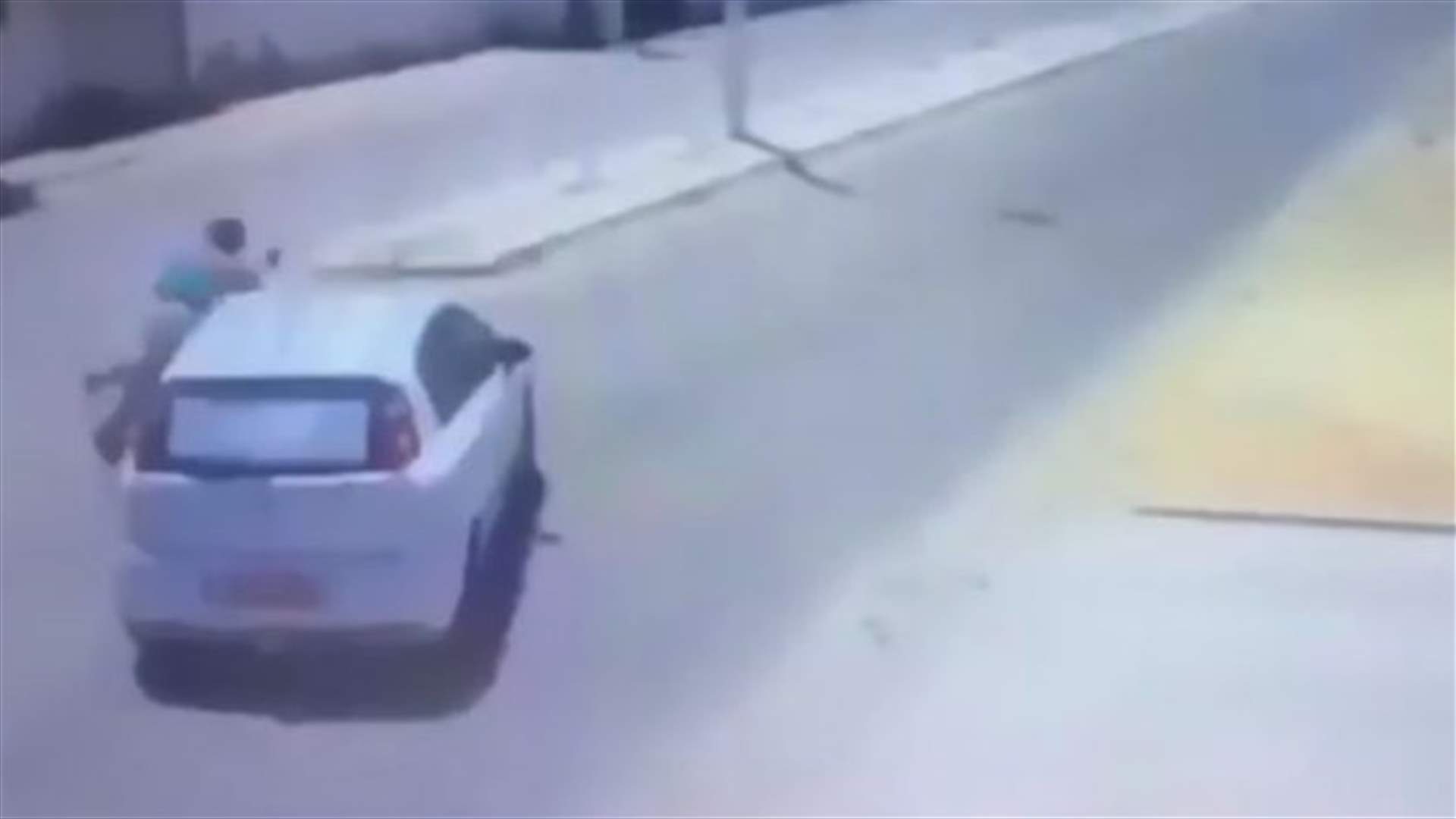 بالفيديو: نجا من الموت مرتين خلال ثوانٍ قليلة