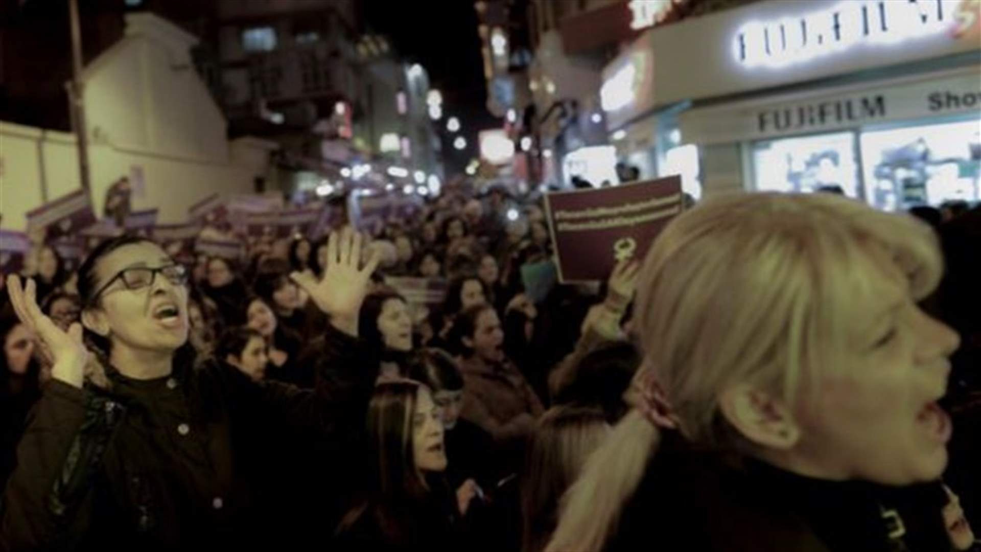تظاهرة في اسطنبول احتجاجا على العنف ضد النساء