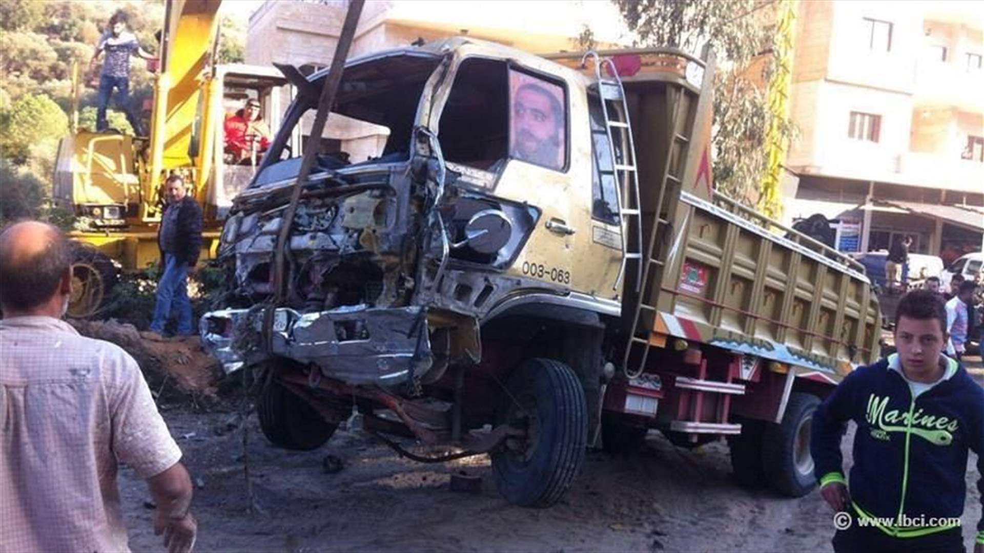 [PHOTOS] Pick-up truck collides with 8 cars in Akkar 
