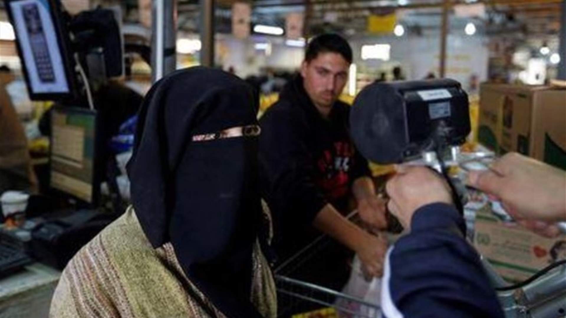 اللاجئون السوريون يتسوقون ببصمة العين...