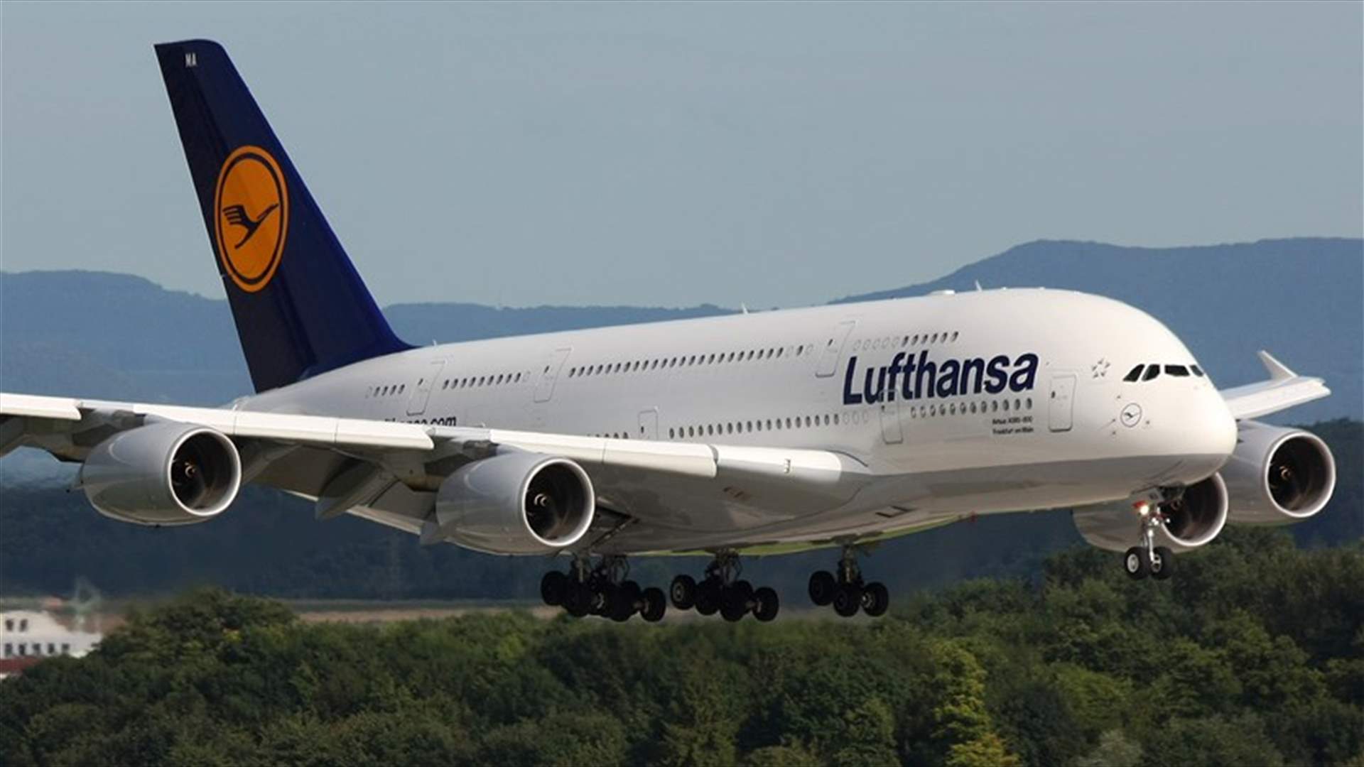 Striking Lufthansa pilots ground nearly 900 flights