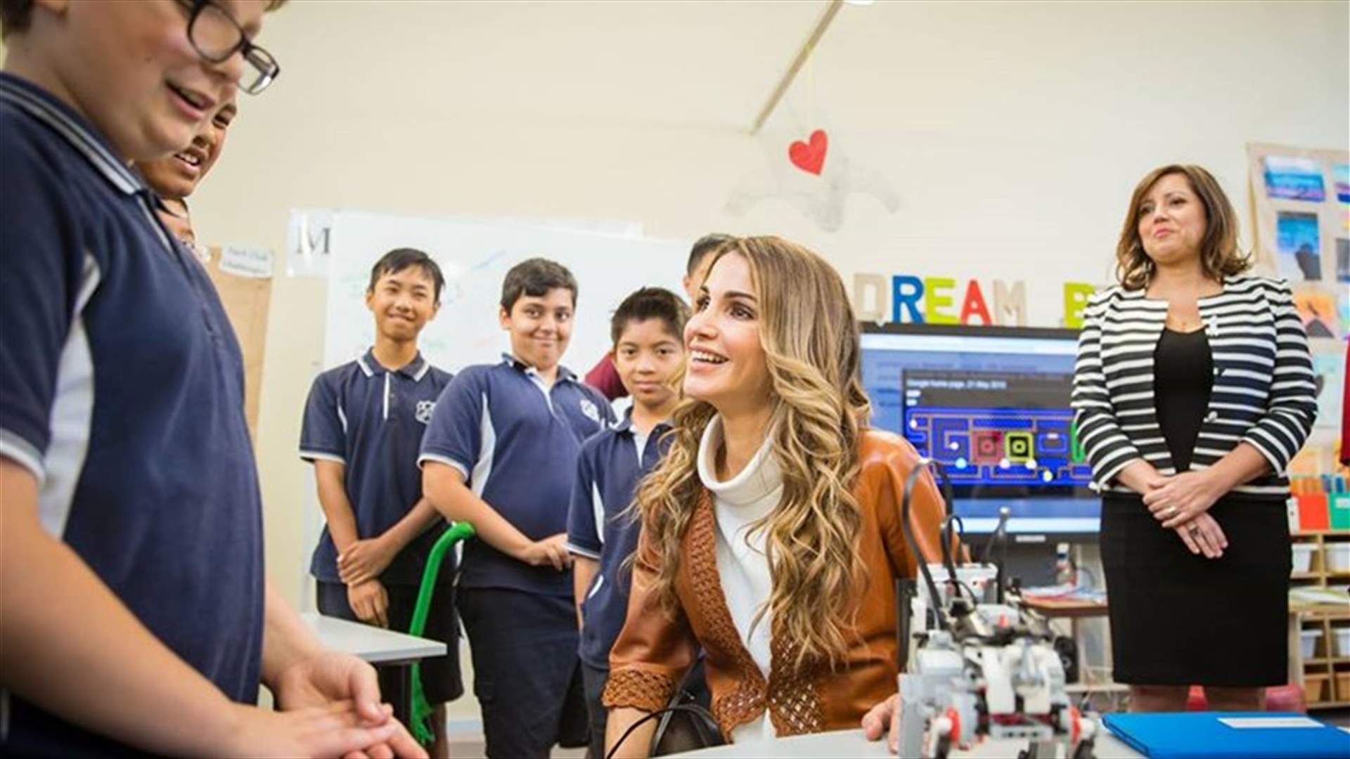 بالصور: الملكة رانيا تعتمد صيحة رائجة للغاية... جعلت إطلالتها مثالية!