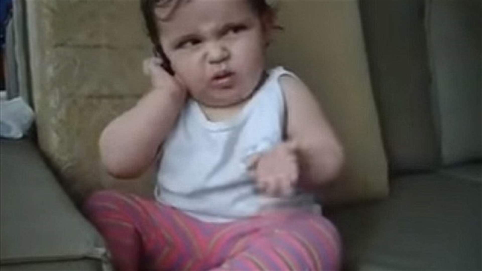 فيديو مُضحك لطفلة تُقلّد طريقة تحدّث والدتها على الهاتف 