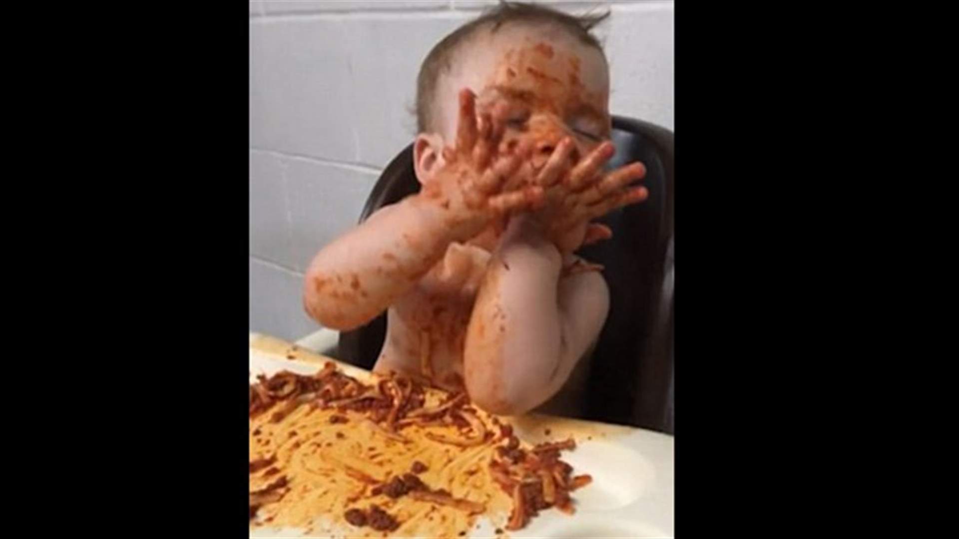 بالفيديو: طفلة تتناول المعكرونة بشراهة أثناء نومها