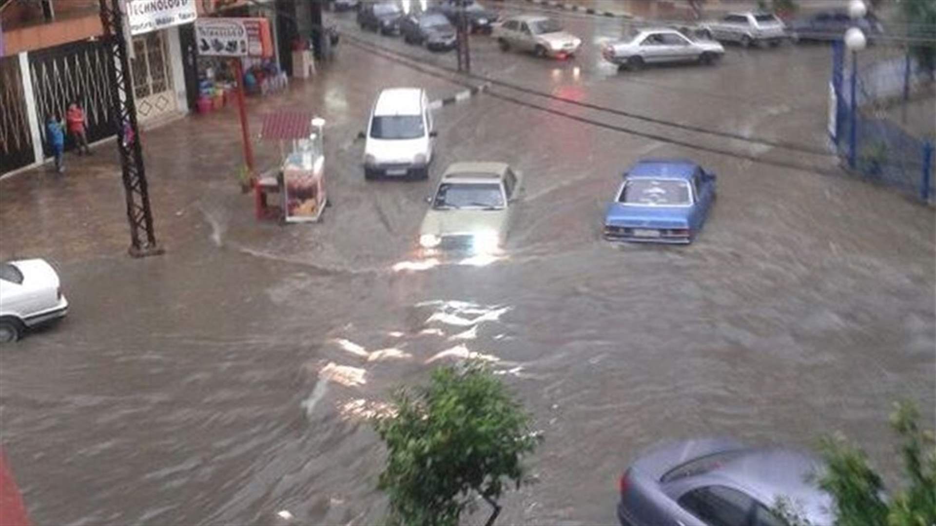 بالصورة- طرابلس تغرق بالسيول والأمطار