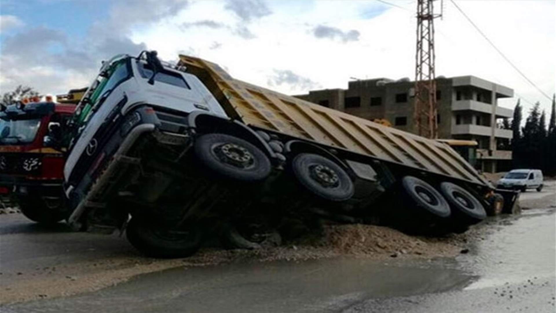 في صور...شاحنة تنزلق وتستقر في حفرة