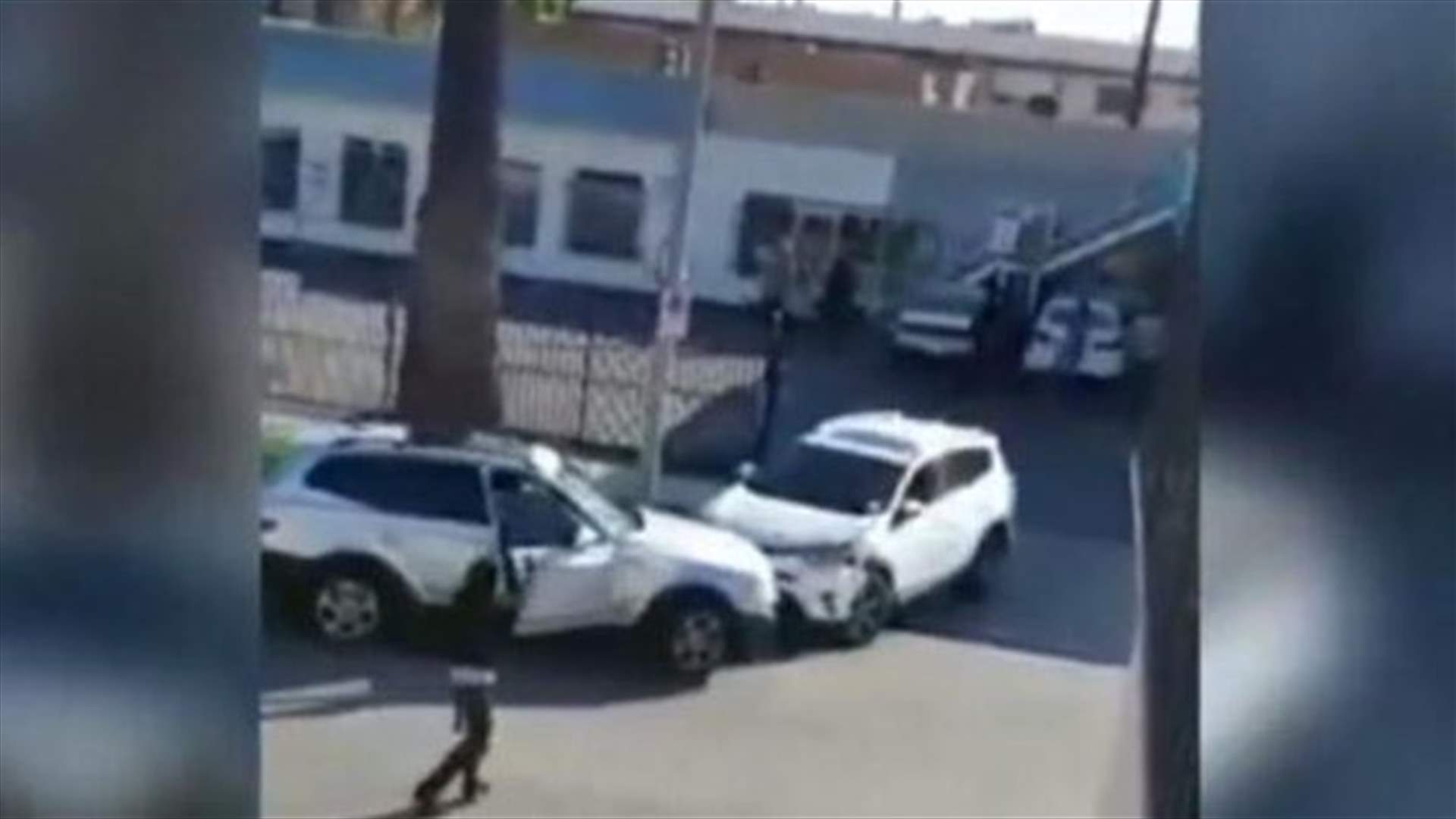 بالفيديو: عراك بين سيدتين في موقف للسيارات... كيف تصاعدت حدّته؟