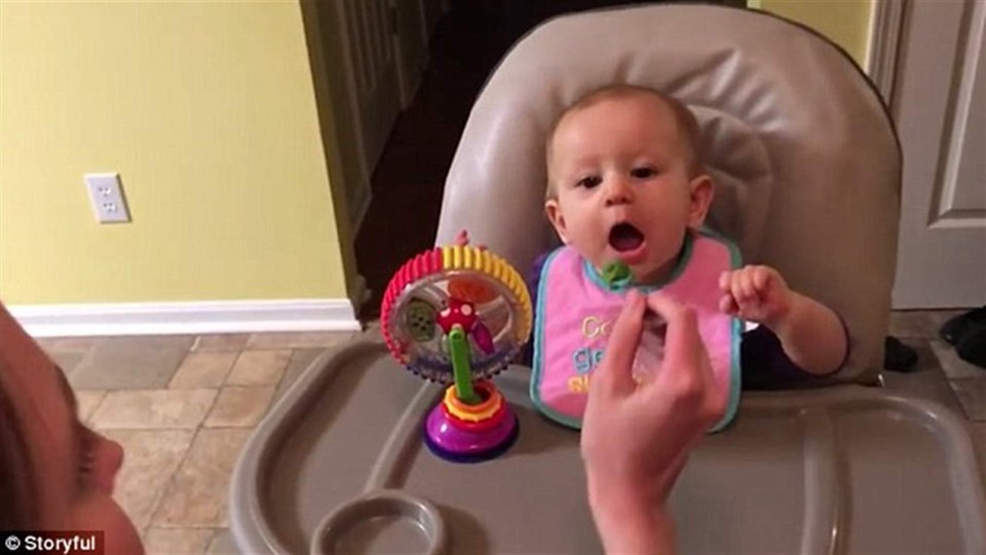 بالفيديو: ردّة فعل طفلة بعد تناولها البروكولي للمرة الأولى... فهل أحبّت طعمه؟