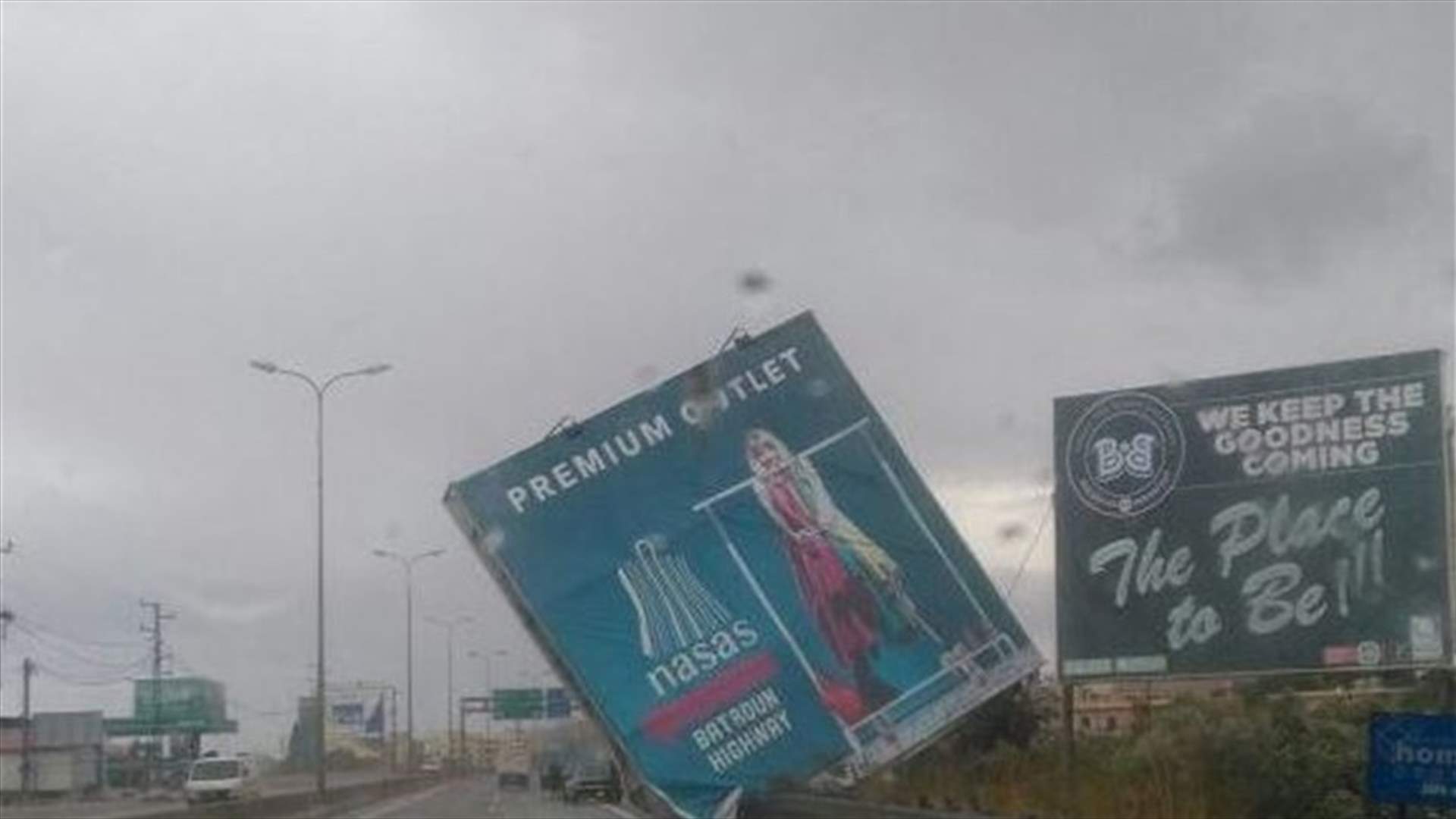 سقوط لوحات اعلانية على اوتوستراد البترون نتيجة سرعة الرياح