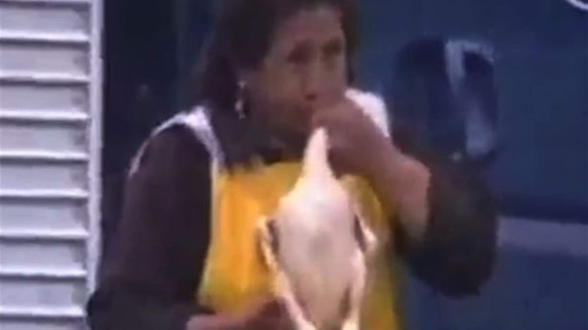 بالفيديو: امرأة تنفخ الهواء داخل فمّ الدجاج قبل بيعه... إليكم السبب