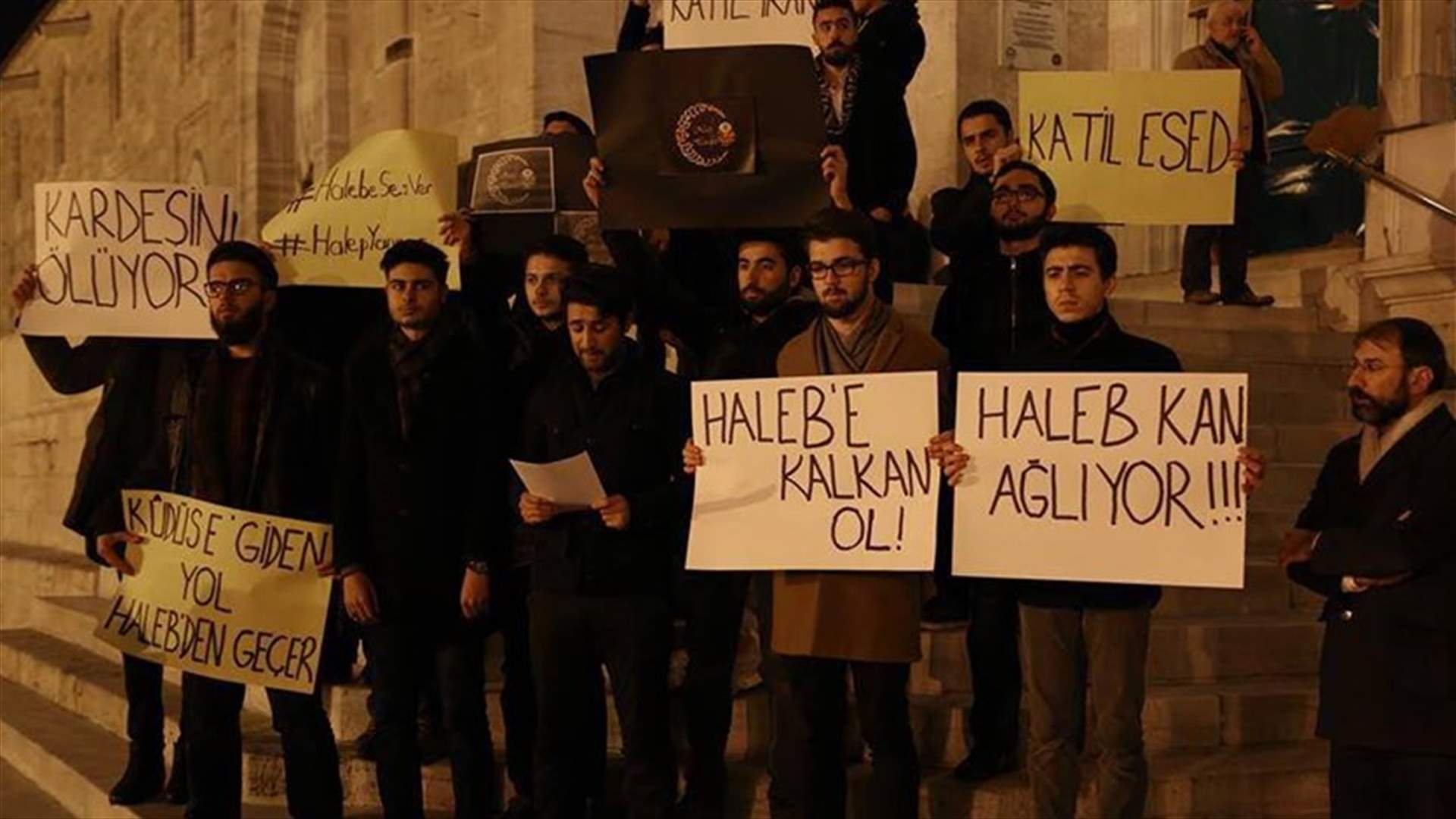 نحو الف شخص يتظاهرون في اسطنبول استنكارا لـ&quot;مجزرة&quot; حلب