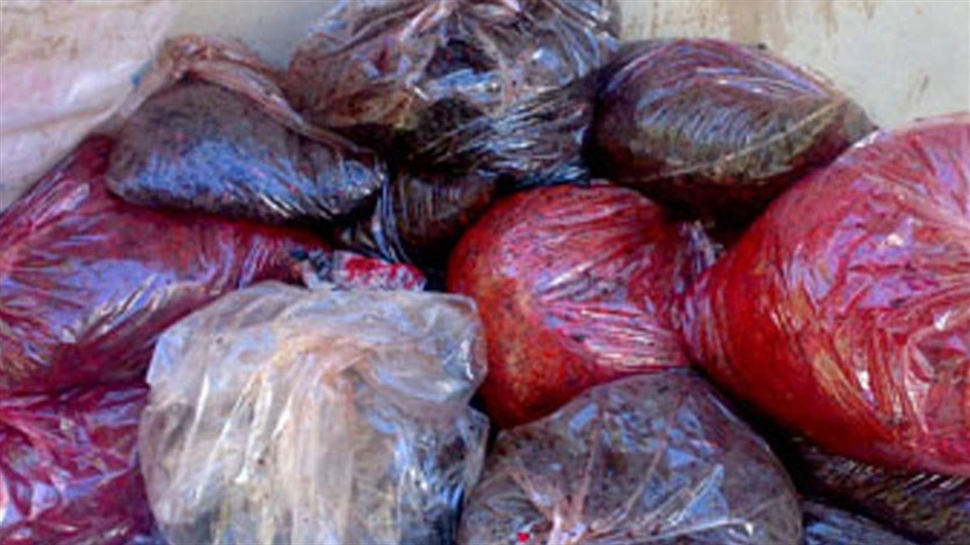 ضبط كمية من التبغ المهرب والمعسل في الحوش صور