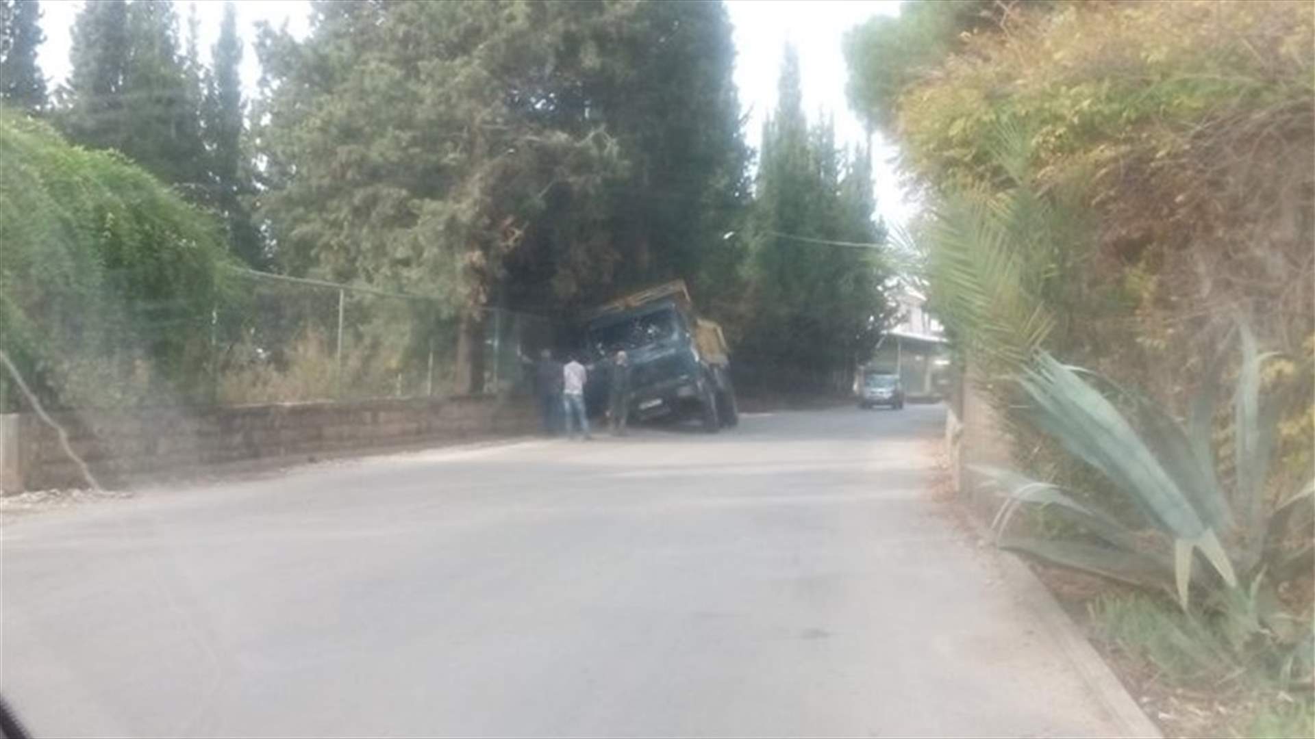 انحراف شاحنة في بشمزين بسبب الحفريات