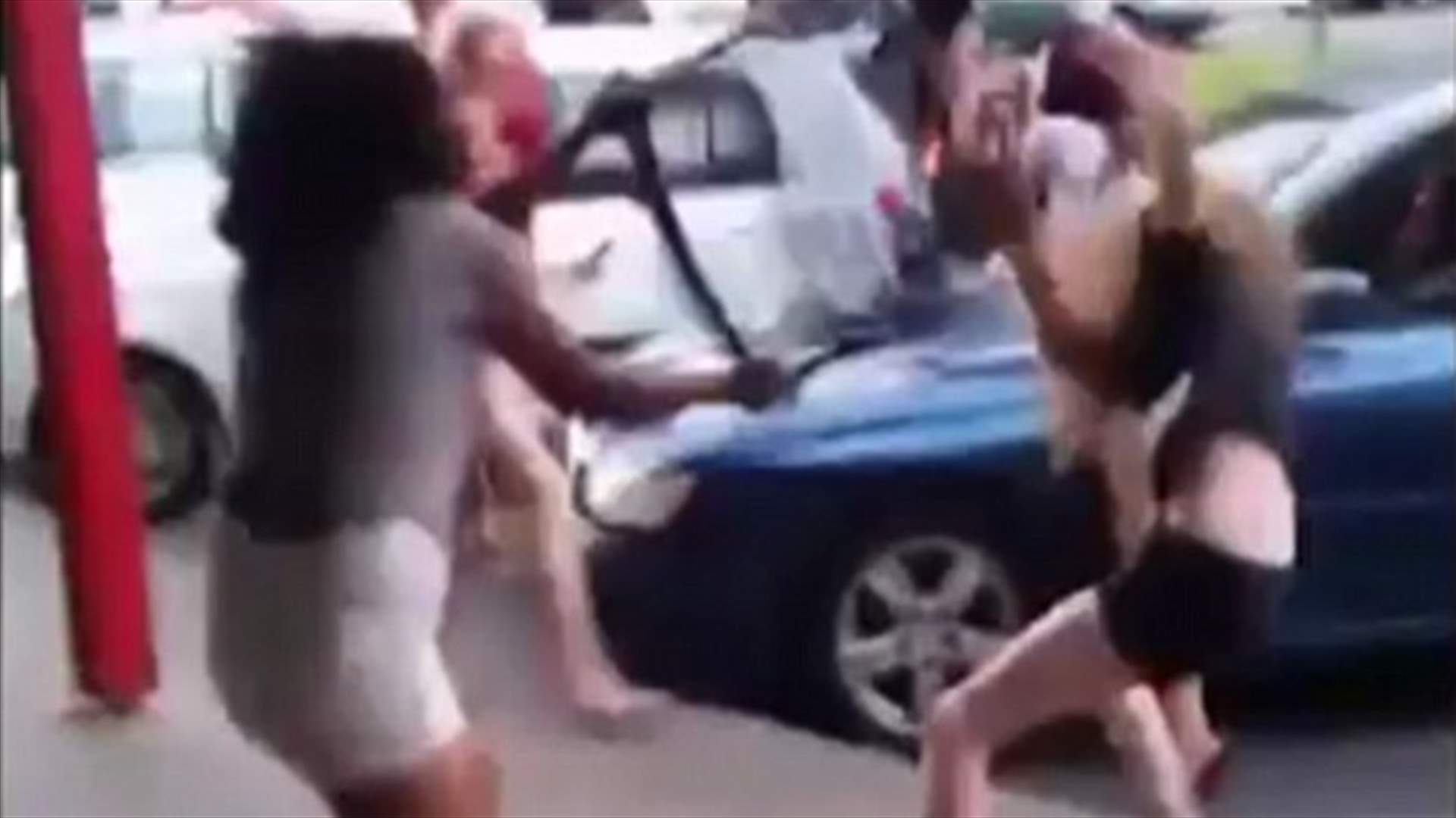 بالفيديو: تضارب عنيف بين سيّدتين في الشارع... كيف انتهى؟