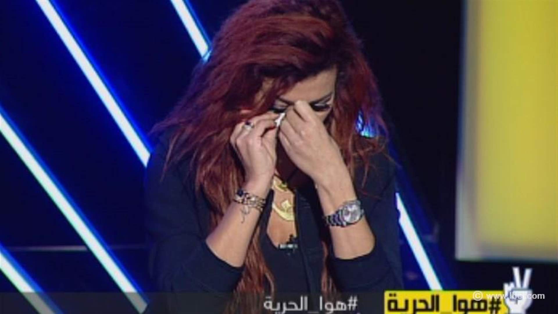 بالصورة - هي صرخة كل أم وسيّدة... نادين الراسي تبكي مباشرة على الهواء في "هوا الحرية"