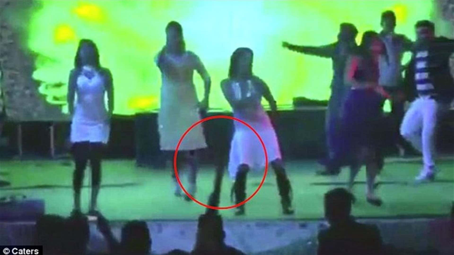 بالفيديو: مُنع من الرقص معها... فقتلها وهي حامل خلال حفل زفاف 
