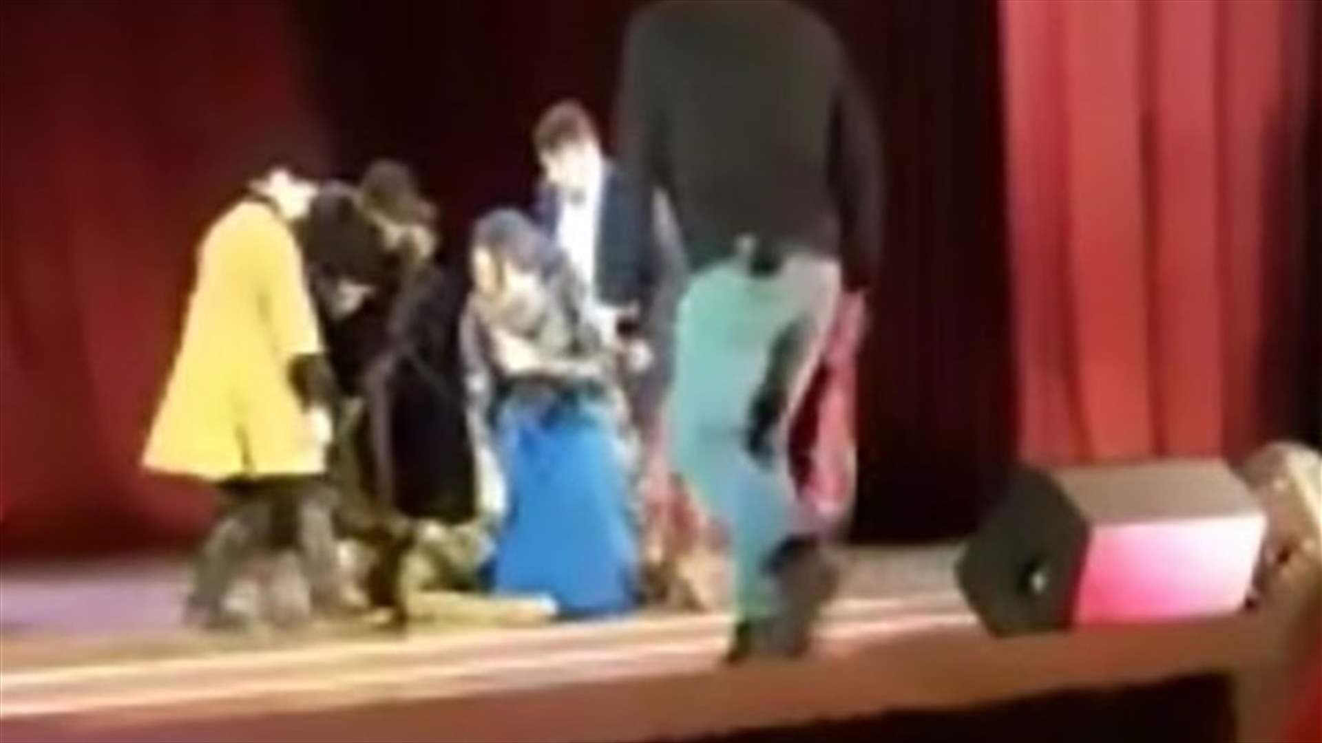 بالفيديو: راقص توفي على المسرح... فلماذا صفّق الجمهور؟