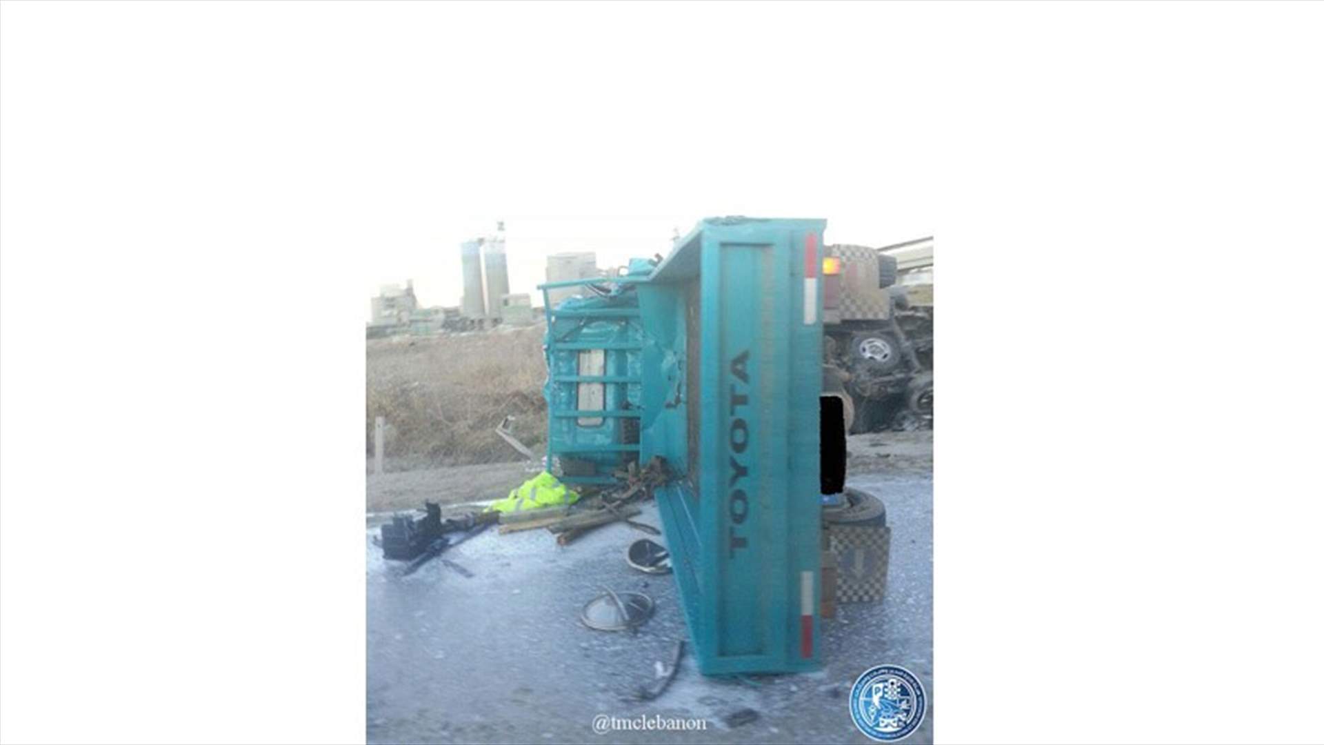  جرحى بحادث بين "بيك آب" وحافلة للركاب على اوتوستراد انفة