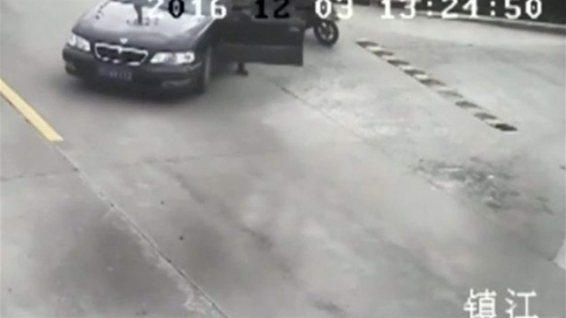   بالفيديو: غلطة واحدة تسبّبت بوقوع سيّارته في النهر...