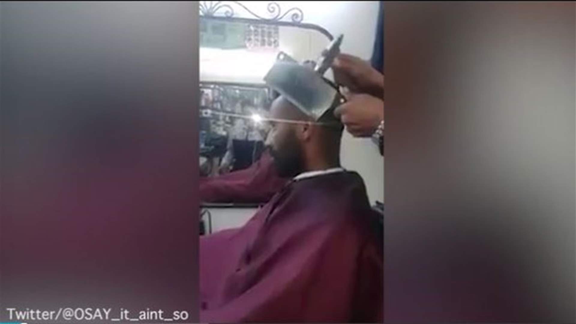 بالفيديو: حّلاق يقص شعر الزبائن بالساطور والمطرقة!