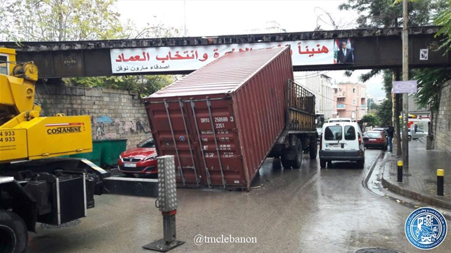 بالصورة - سقوط حاوية عن شاحنة بعد اصطدامها بالجسر الحديدي على الطريق الممتد من شارع الجميزة باتجاه تقاطع الدخولية مار مخايل
