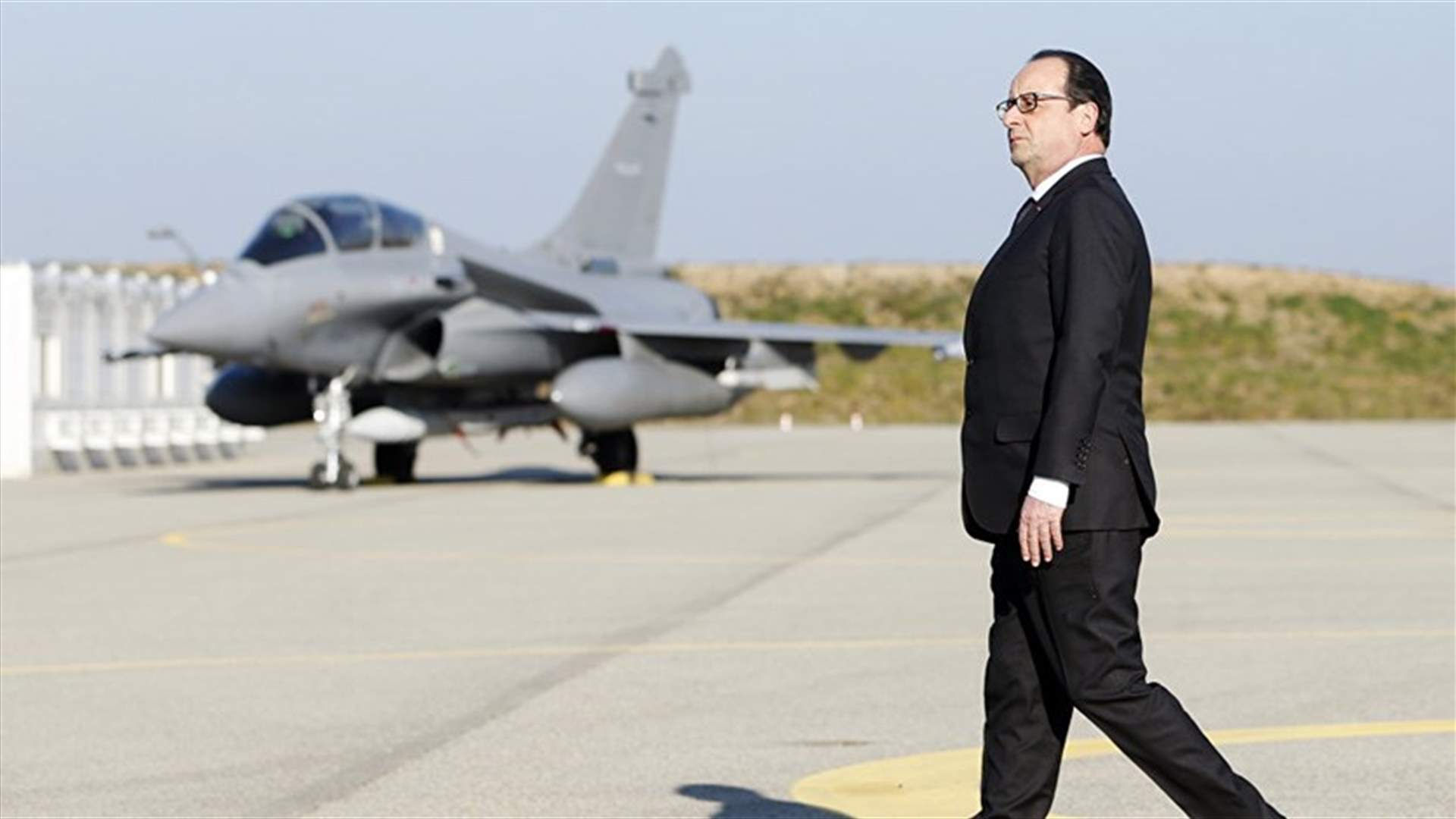 هولاند يزور حاملة الطائرات الفرنسية شارل ديغول في المتوسط