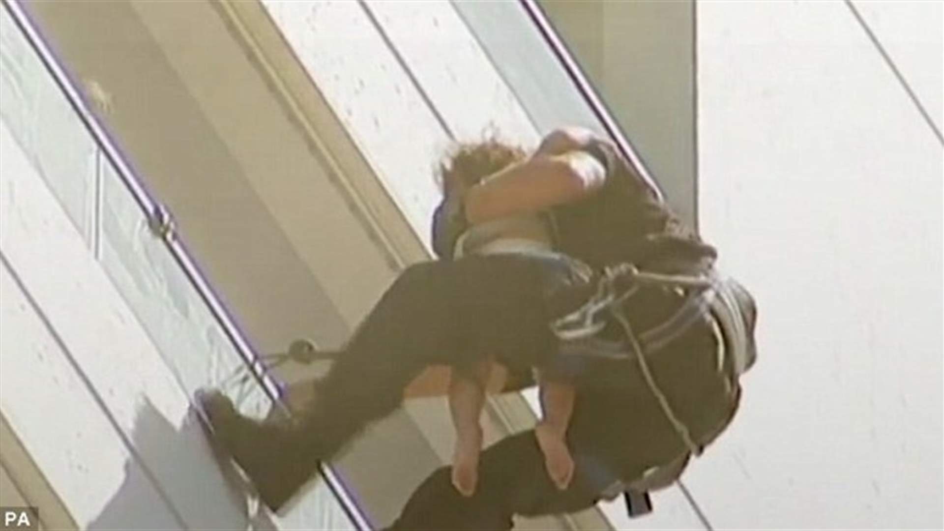 بالفيديو: رجل إنقاذ يُنقذ حياة طفلة بطريقةٍ بطولية