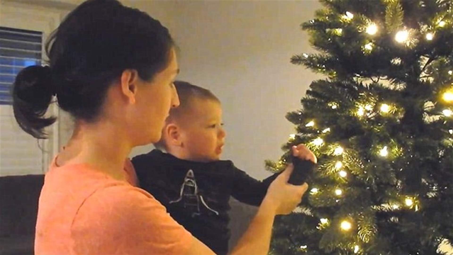 بالفيديو: ردّة فعل غريبة لطفل يرى شجرة الميلاد للمرّة الأولى