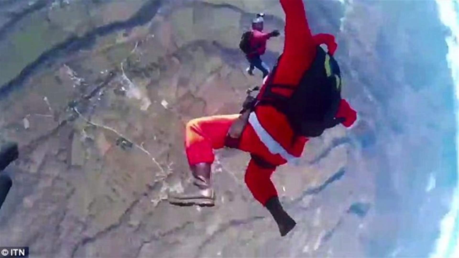 بالفيديو: بابا نويل يُوزّع الهدايا للأطفال من السماء 