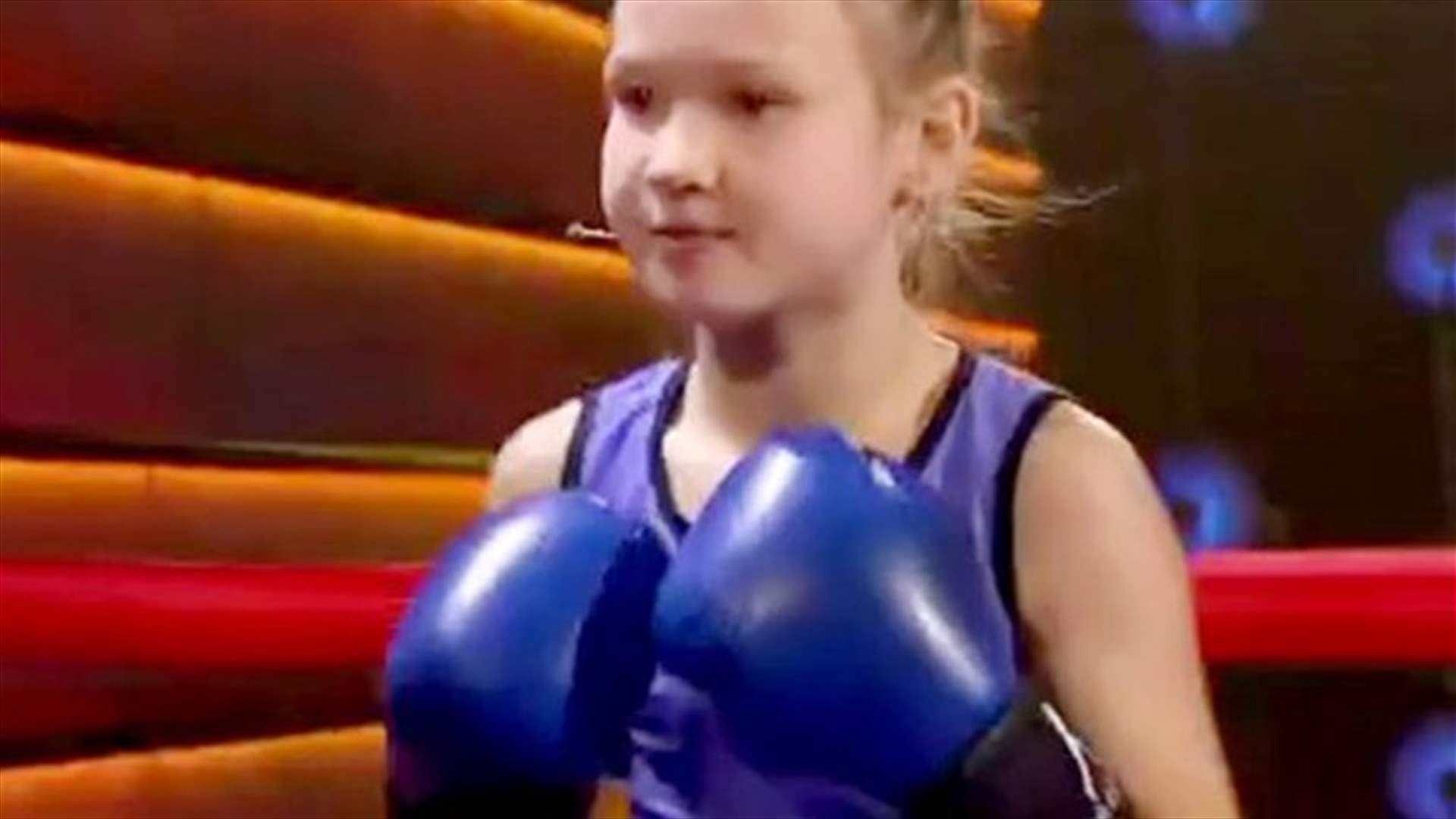 بالفيديو: طفلة في التاسعة من عمرها تحطّم باب غرفتها بيديها!