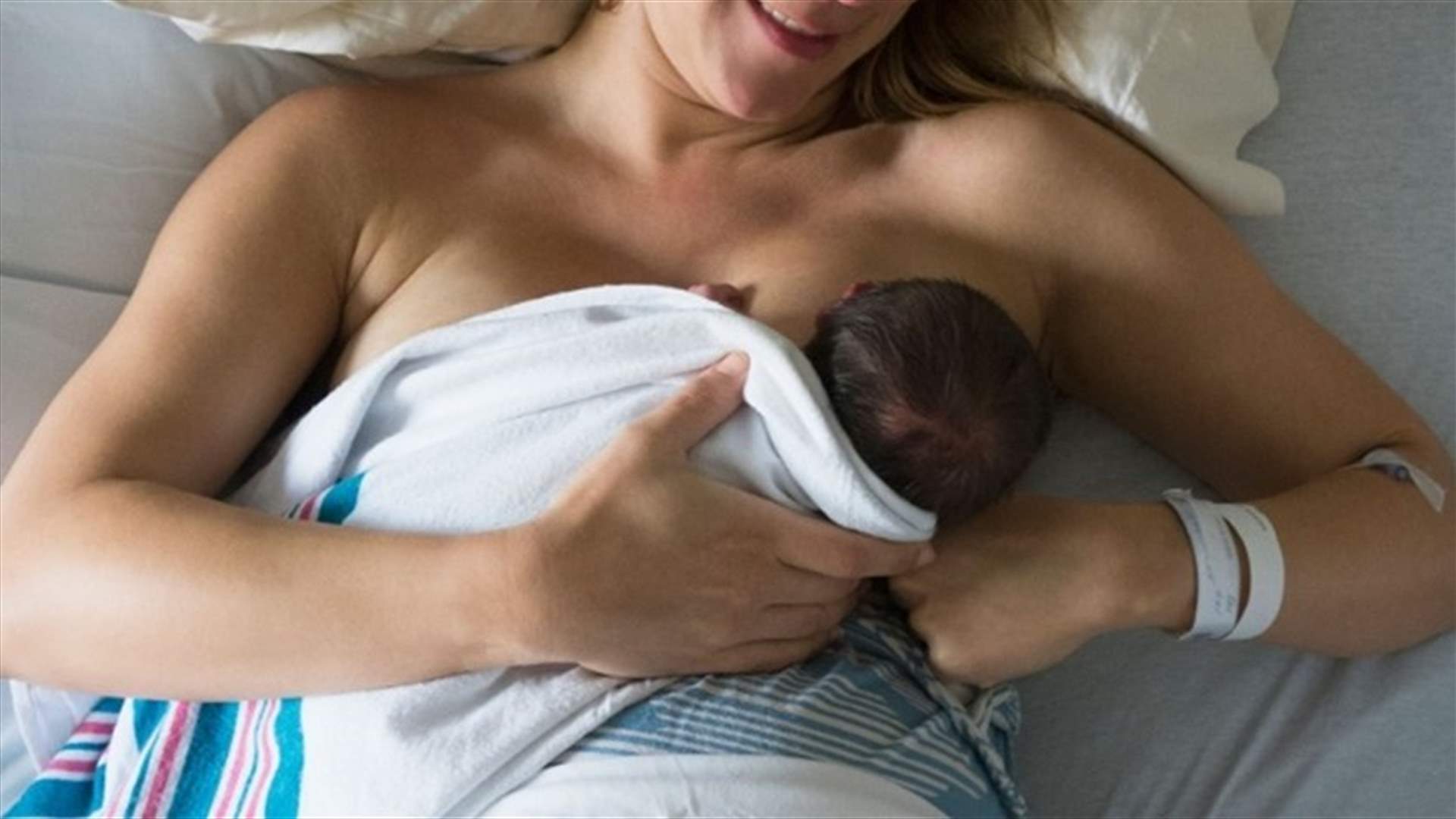 أعطوا ابنها لسيدة أخرى يوم ولادته... كيف تصرّفت الأم؟