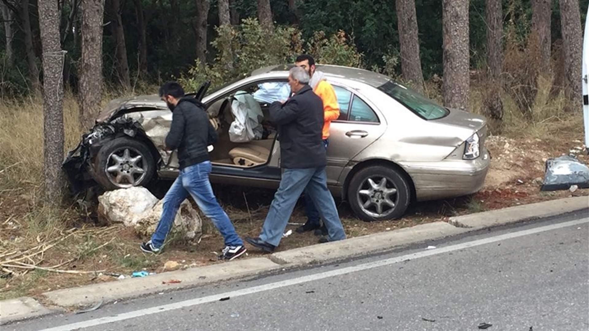 [PHOTOS] Car accident leaves 2 people injured in Jeita 