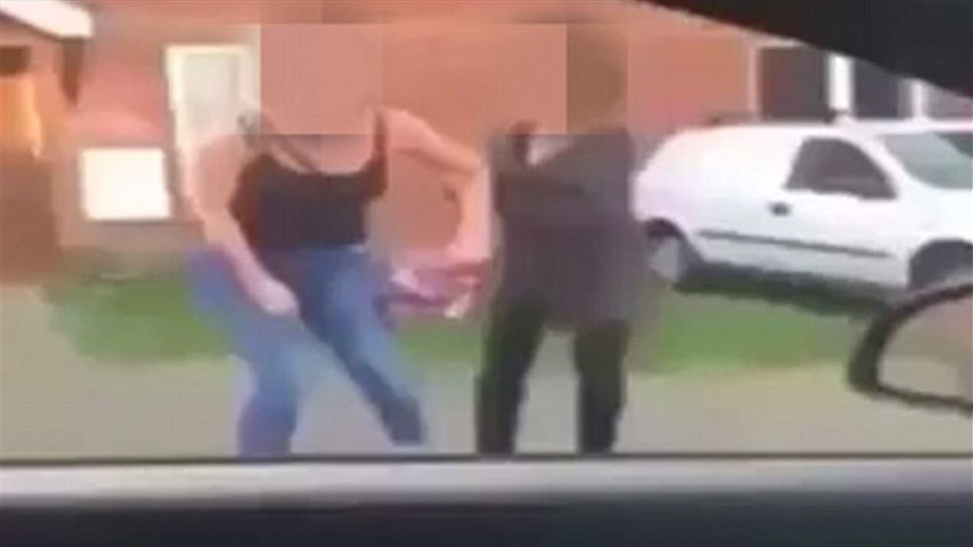 بالفيديو: قمة العنصرية... ماذا حصل بين امرأة انكليزيّة وسائق مسلم؟ 