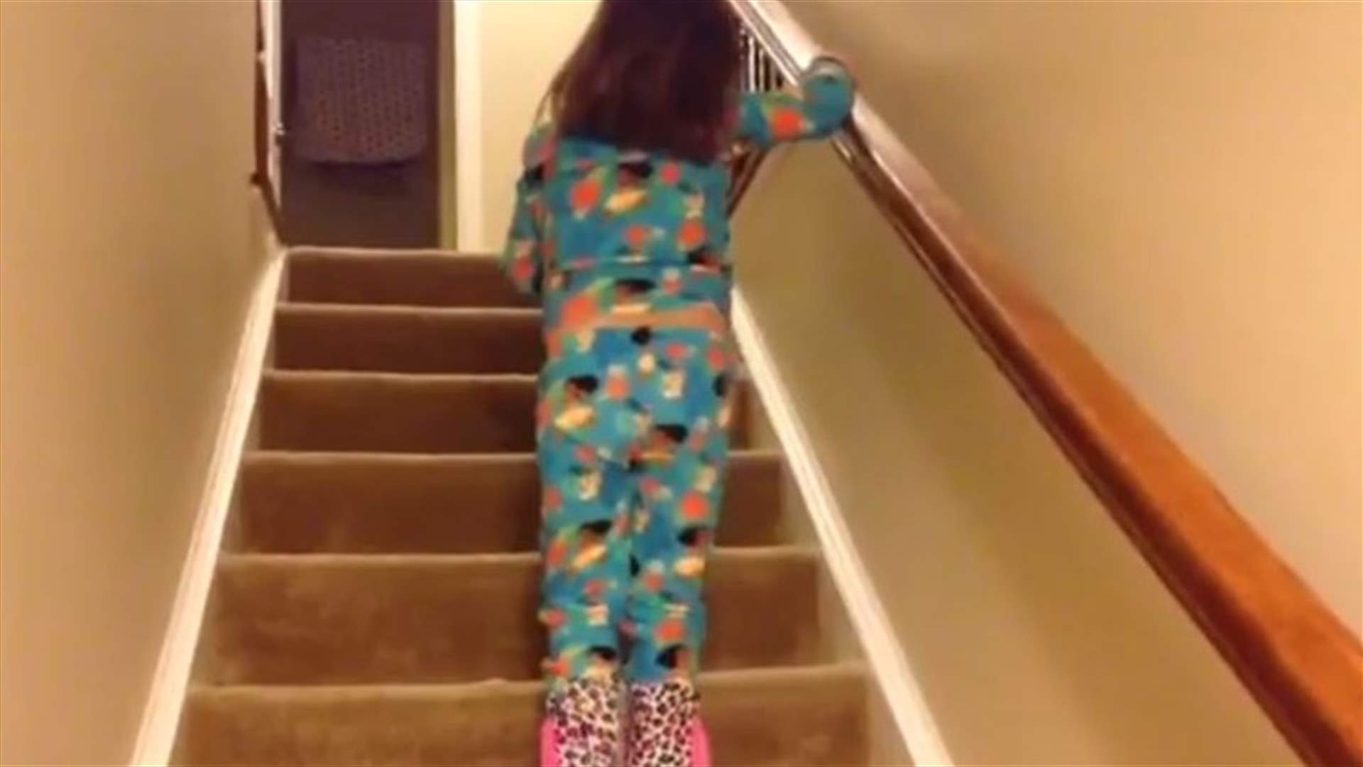 بالفيديو: طفلة تتحدى الألم وإصابتها بمرض السرطان... ووالدها يوثّق اللحظة!