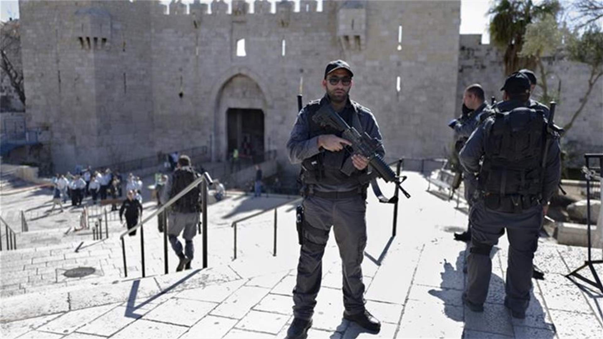 Palestinian stabs Israeli policeman, shot dead