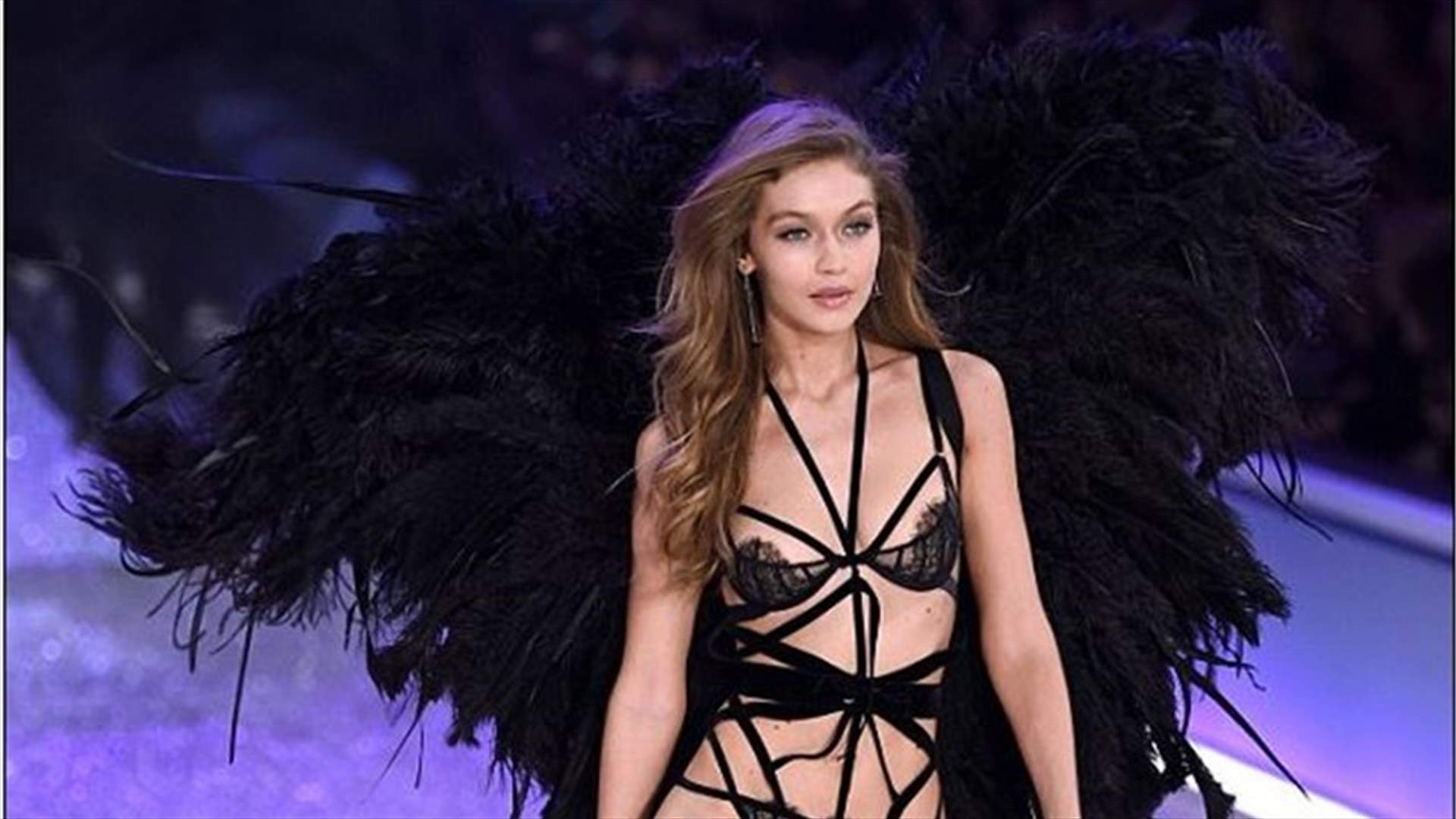 بالصور: جيجي حديد تروّج لمجموعة أحذية جديدة... عارية تماماً