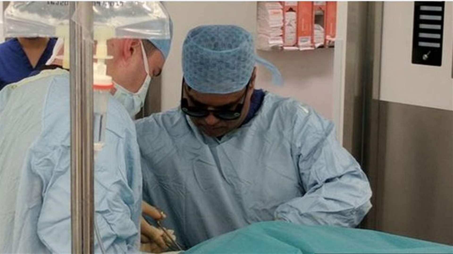 جرّاح بريطاني يستخدم نظّارة &quot;سناب شات&quot; لتصوير عملية جراحية