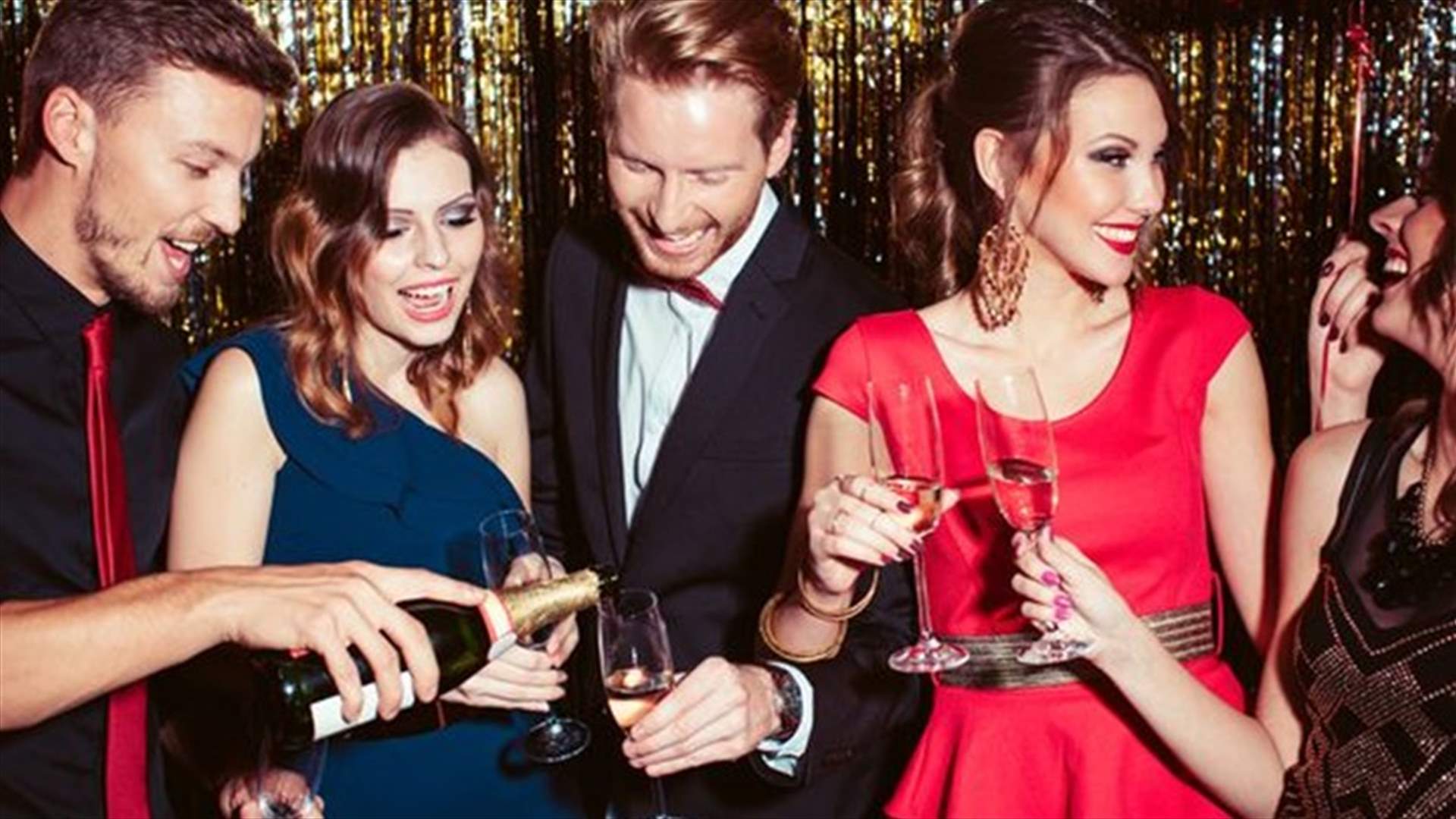 بالصور: 10 فساتين باللون الأحمر لإطلالة مميزة ليلة عيد الميلاد