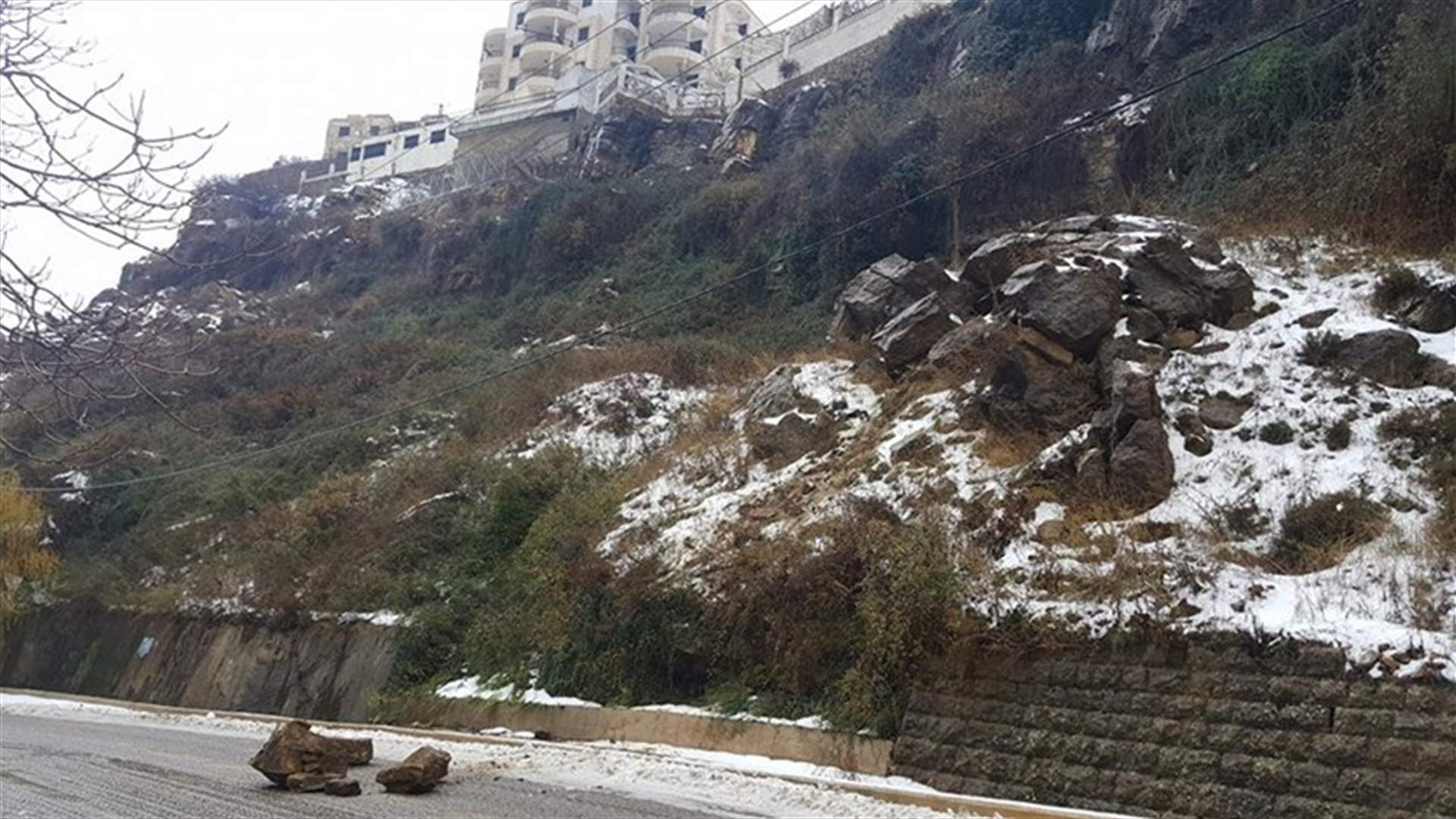 إنهيار صخور على طريق بقاعصفرين