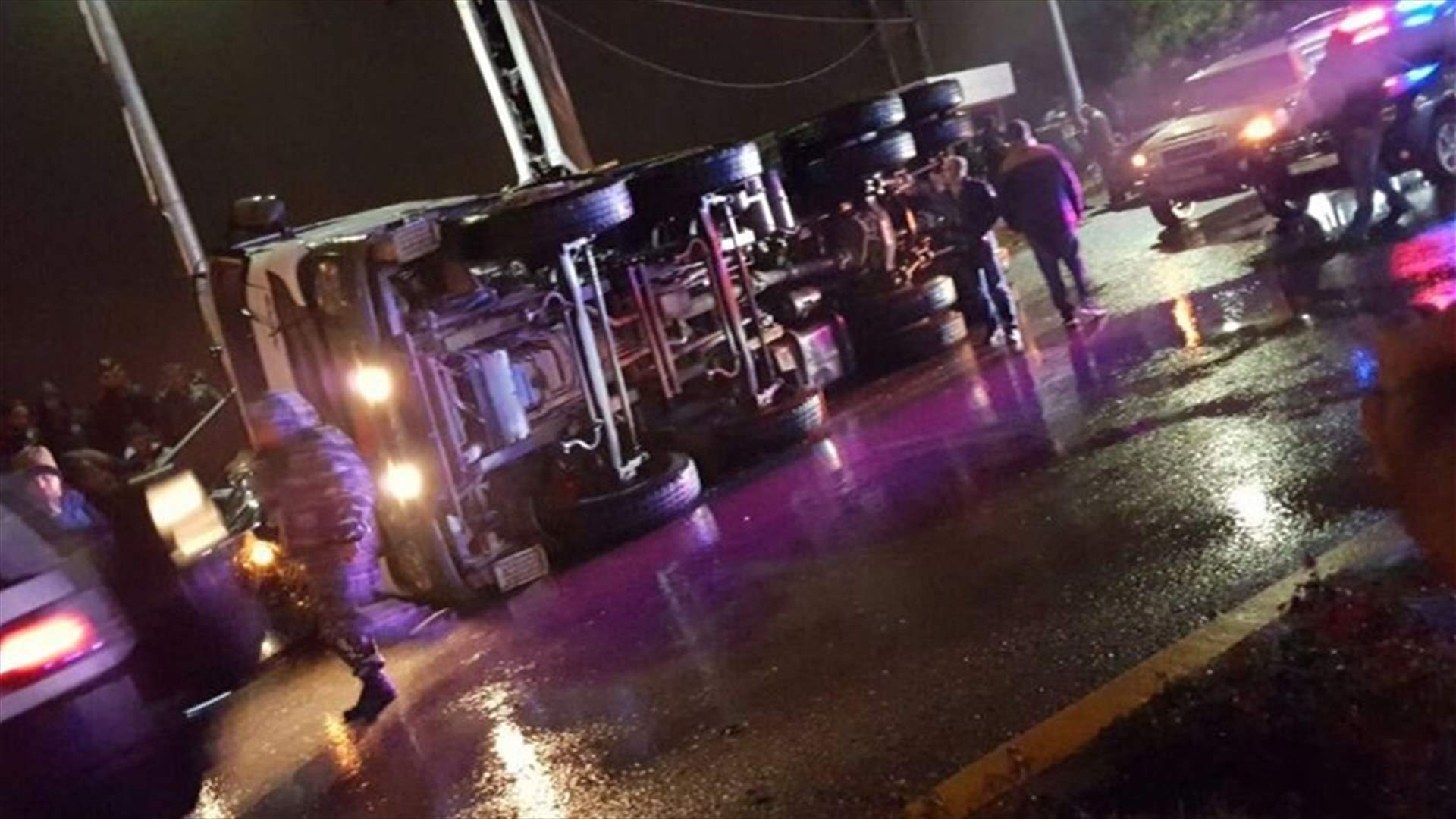 بالصورة... انقلاب شاحنة على سيارة في عشقوت