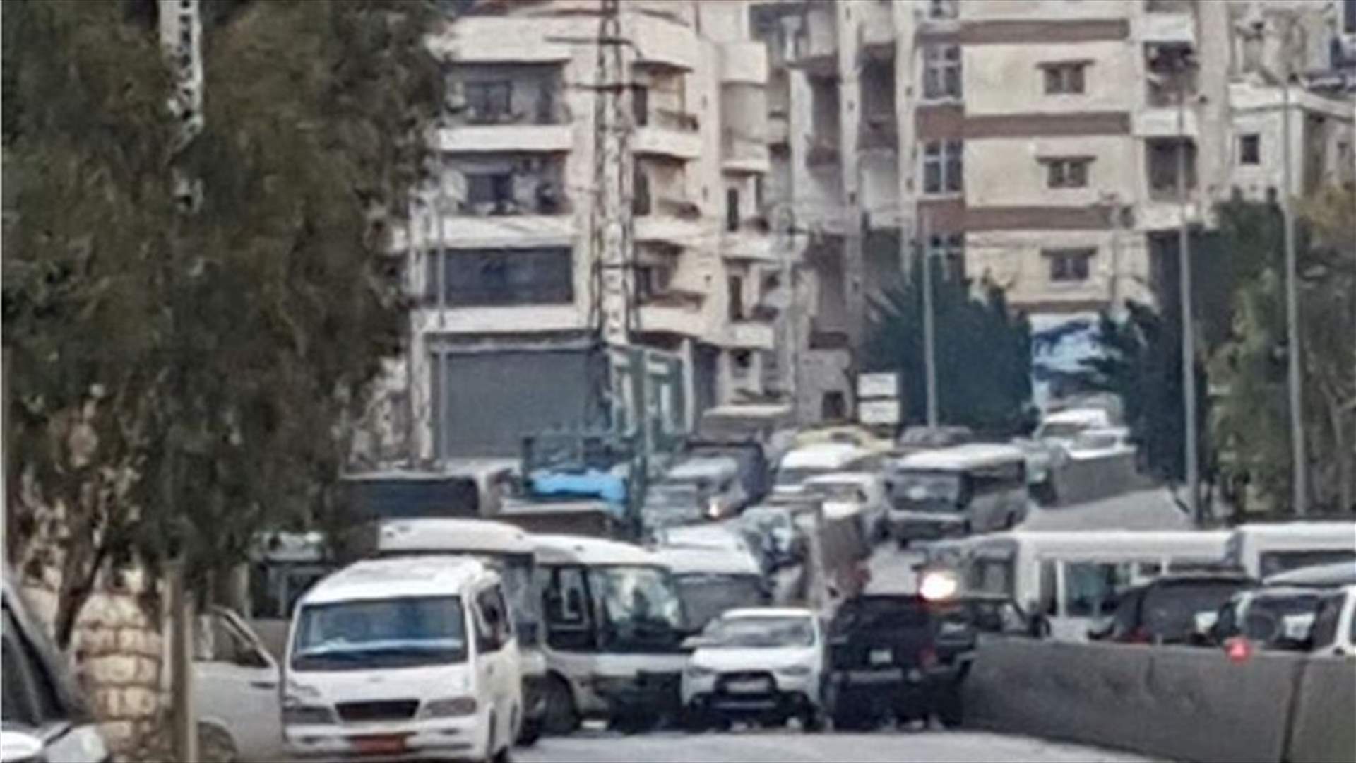 خلاف بين أصحاب الفانات يؤدي الى قطع طريق عاليه
