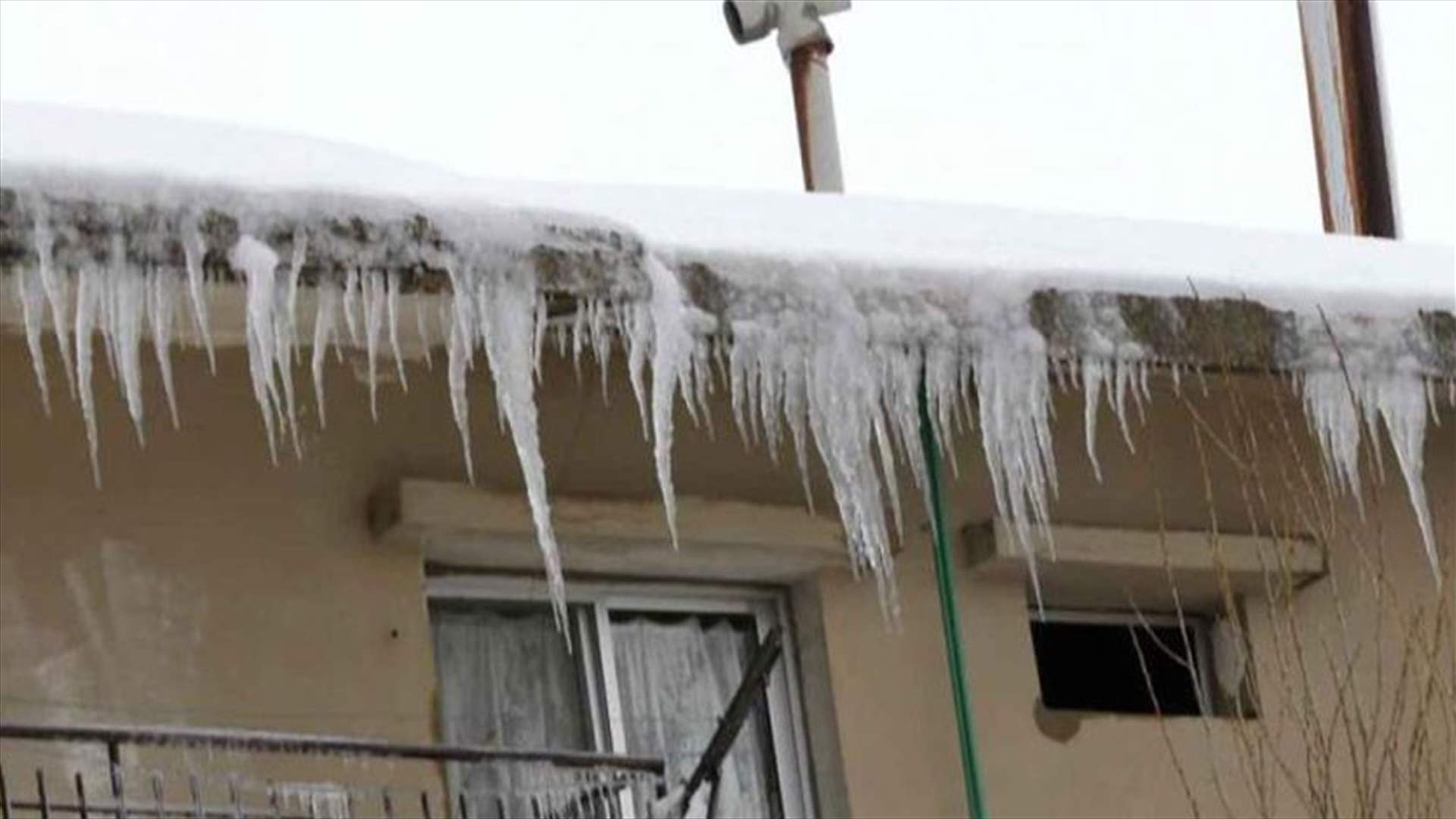 في الضنية... الجليد يقفل المدارس 