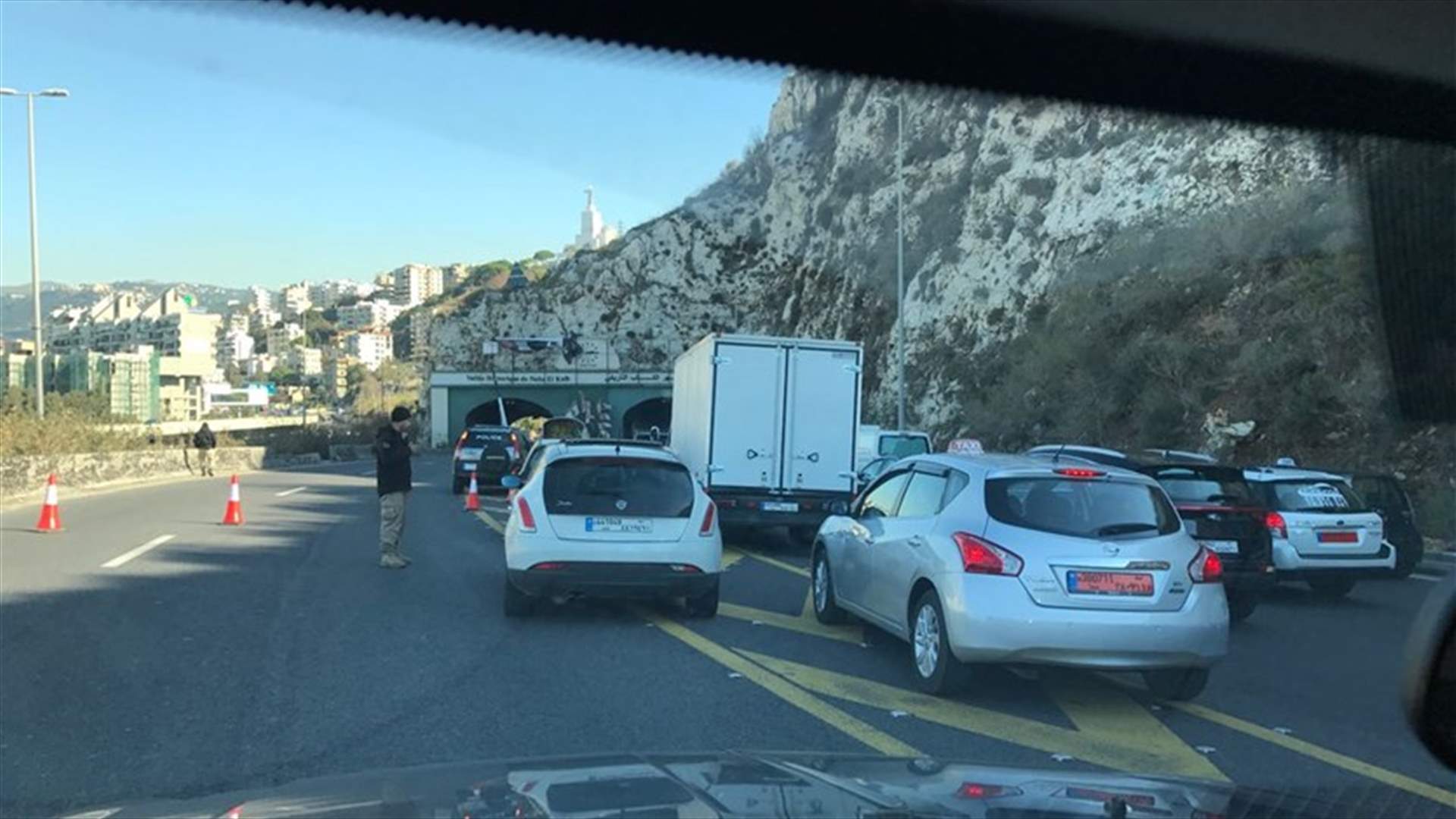 بالصور: زحمة سير عند نفق نهر الكلب والسبب؟