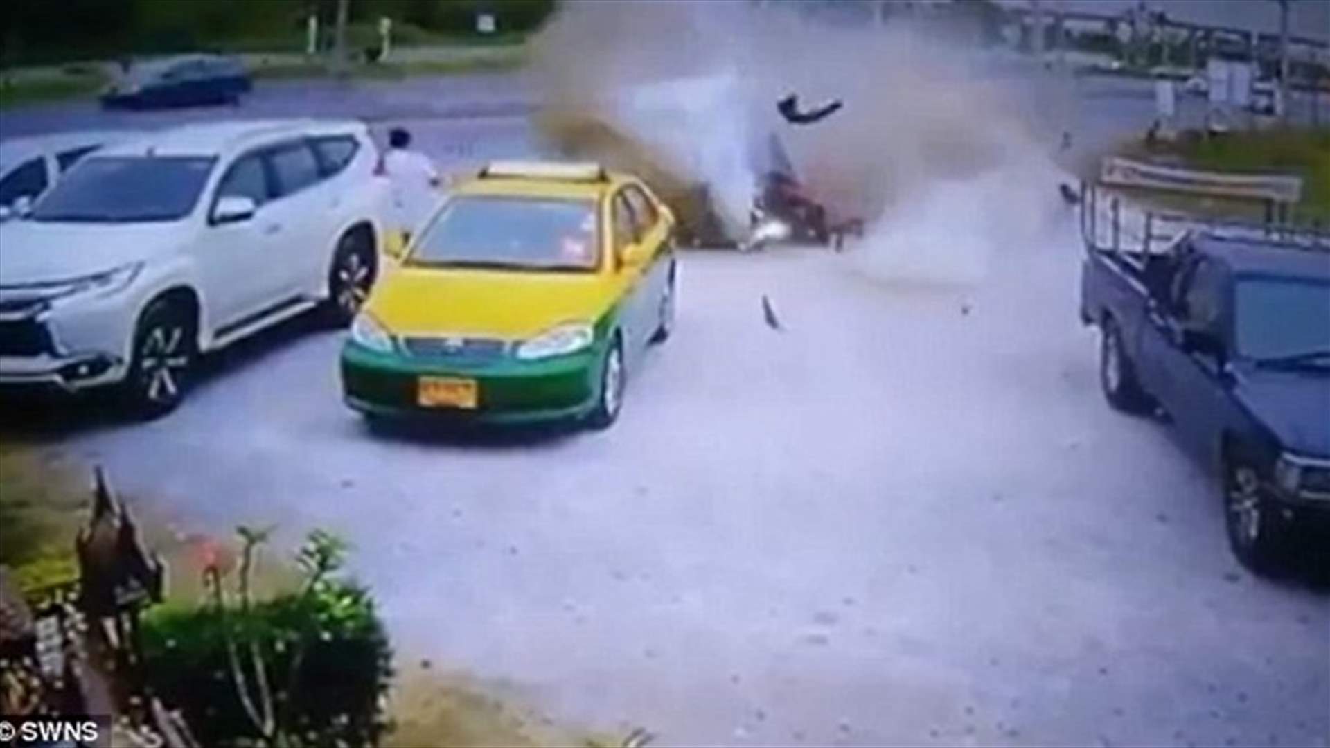 بالفيديو: انحرفت سيارة عن الطريق وصدمته... فهل خرج حيًّا؟