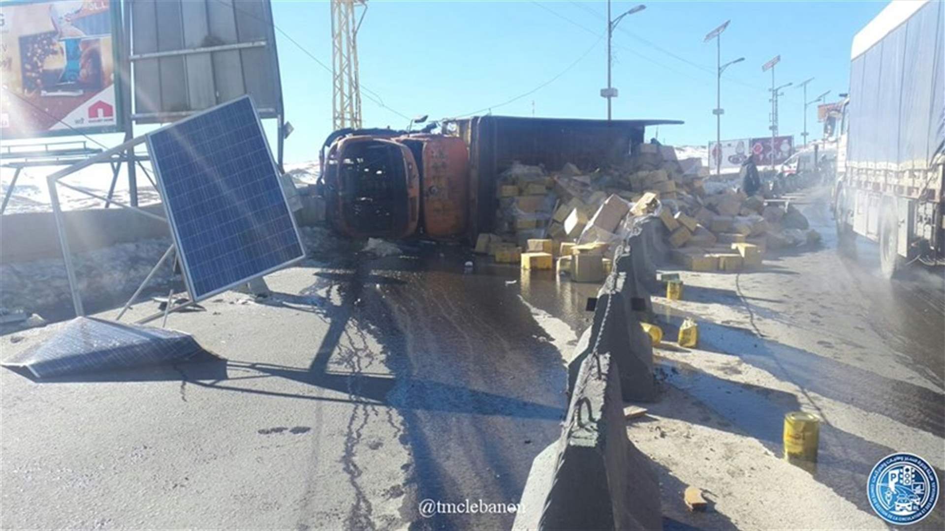  بالصور - انقلاب شاحنة يقطع طريق عام ضهر البيدر