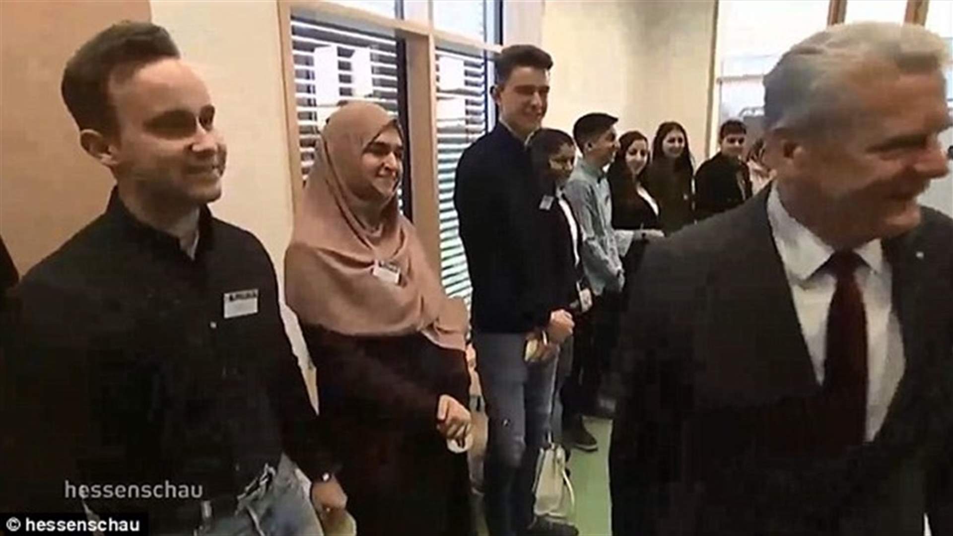بالصورة: طالبة مسلمة تُحرج الرئيس الألماني... ماذا فعلت؟