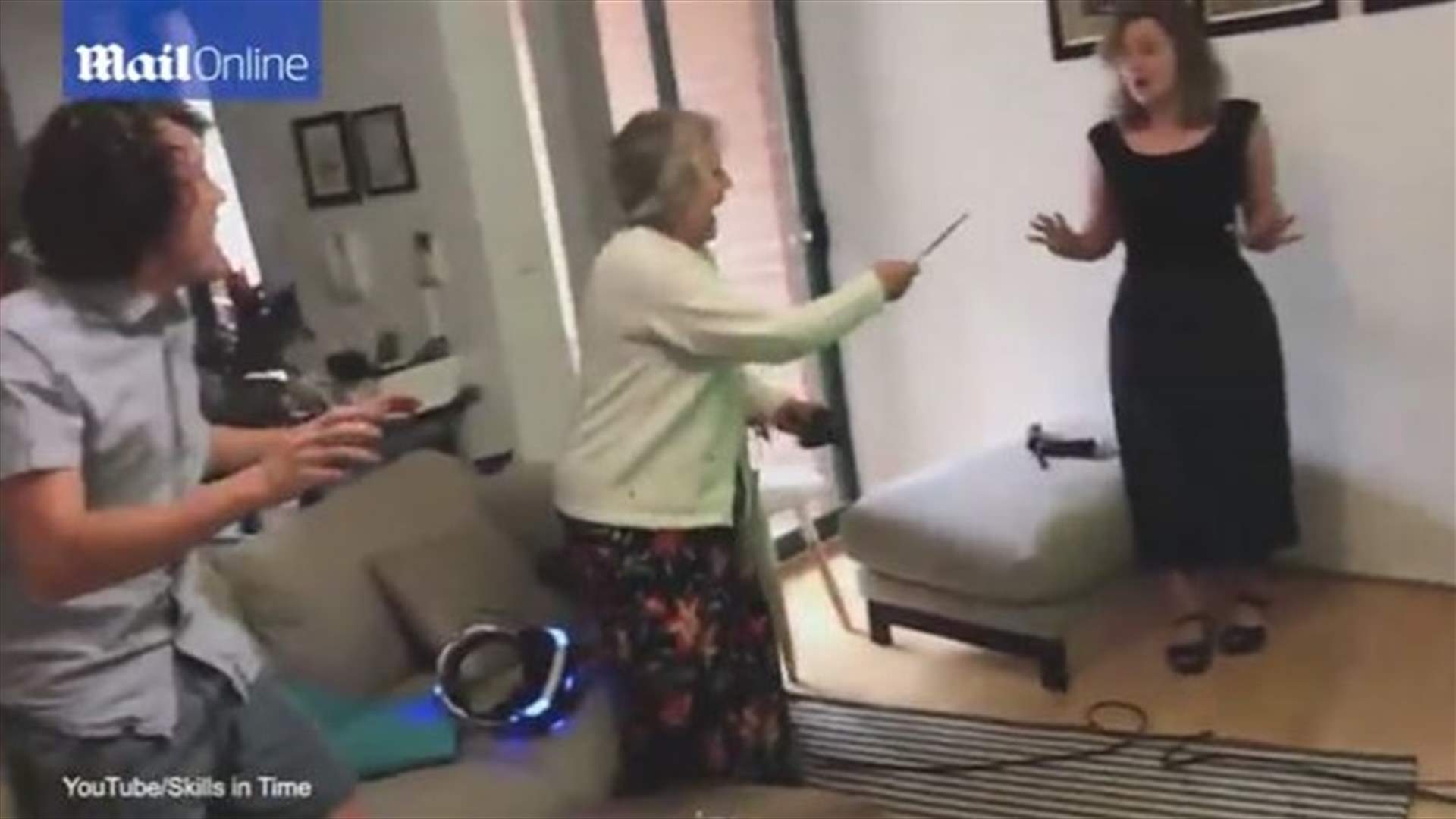 بالفيديو: جدة شهرت السلاح بوجه أحفادها... لم تتحمّل ما رأته أمامها!