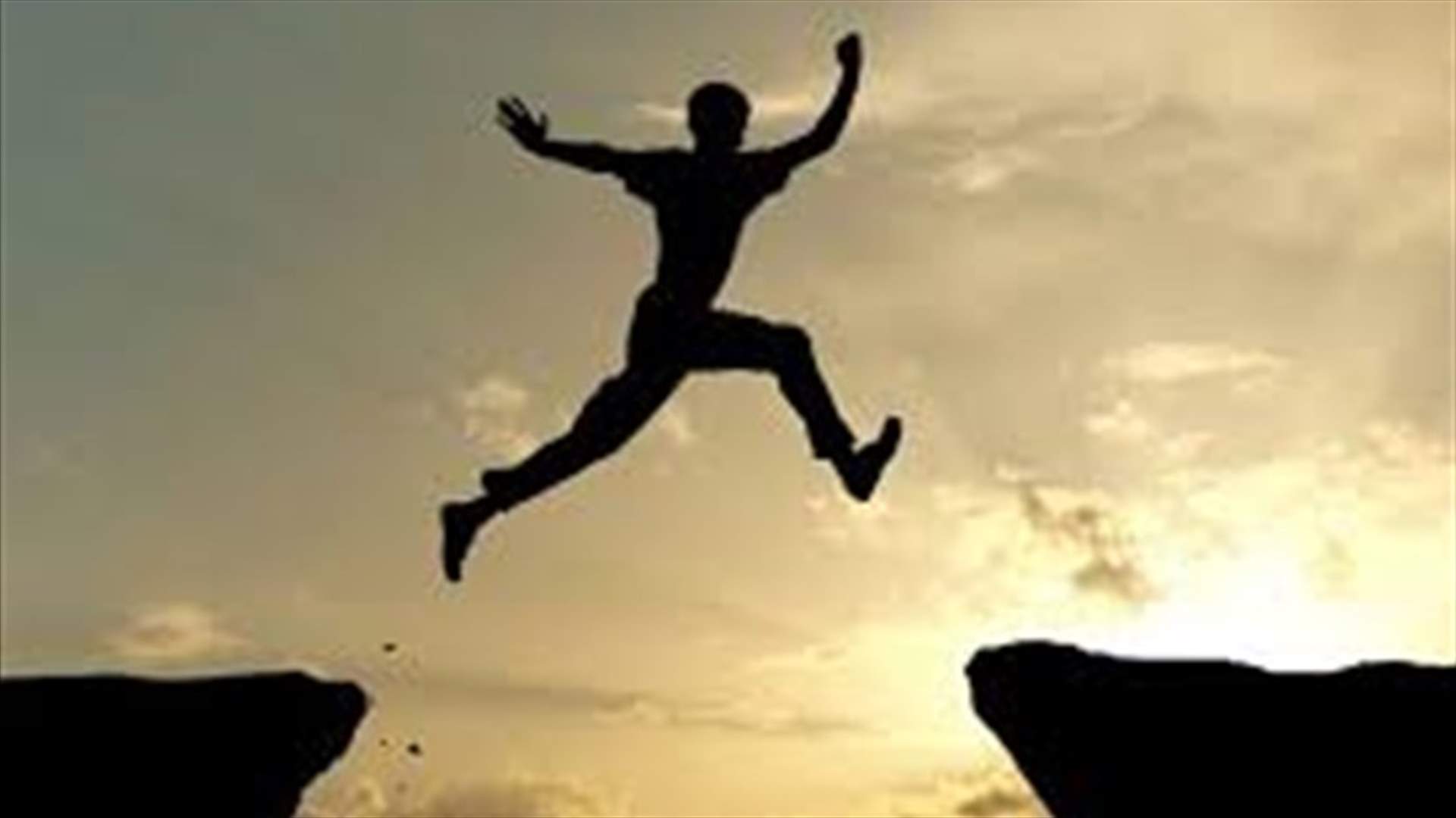 بالفيديو: قفزة أنهت حياته بشكلٍ مأساوي أمام أعين عائلته